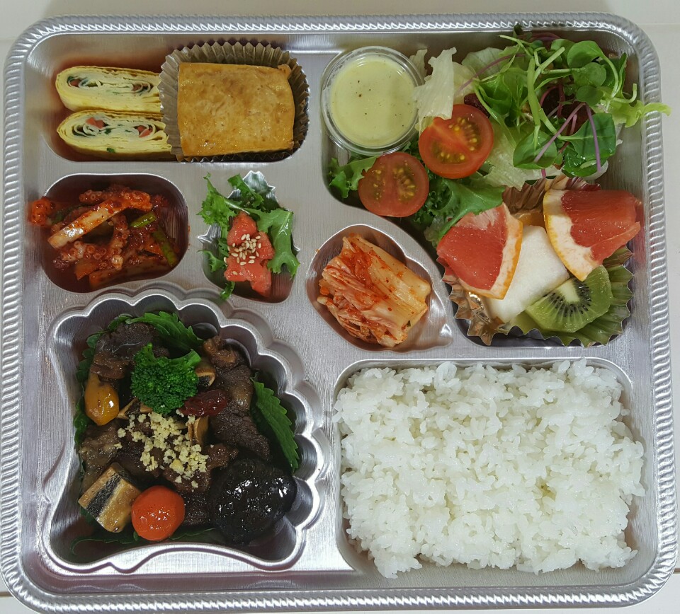 소갈비 도시락 풀 샷입니다. 색이 정말 너무 예쁘네요. ^^