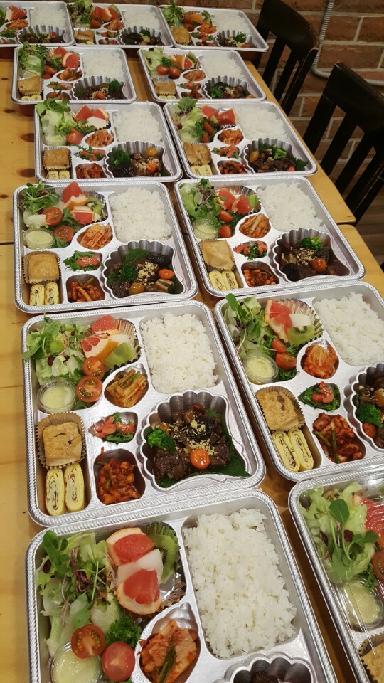 오늘 모처로 배송된 소갈비 도시락 단체 샷입니다. 은색 용기는 제스트가 사용하는 고급 용기 입니다. 음식들이 더 환해보여 고객님들께서 식욕을 더 느끼시도록 사용하고 있습니다.