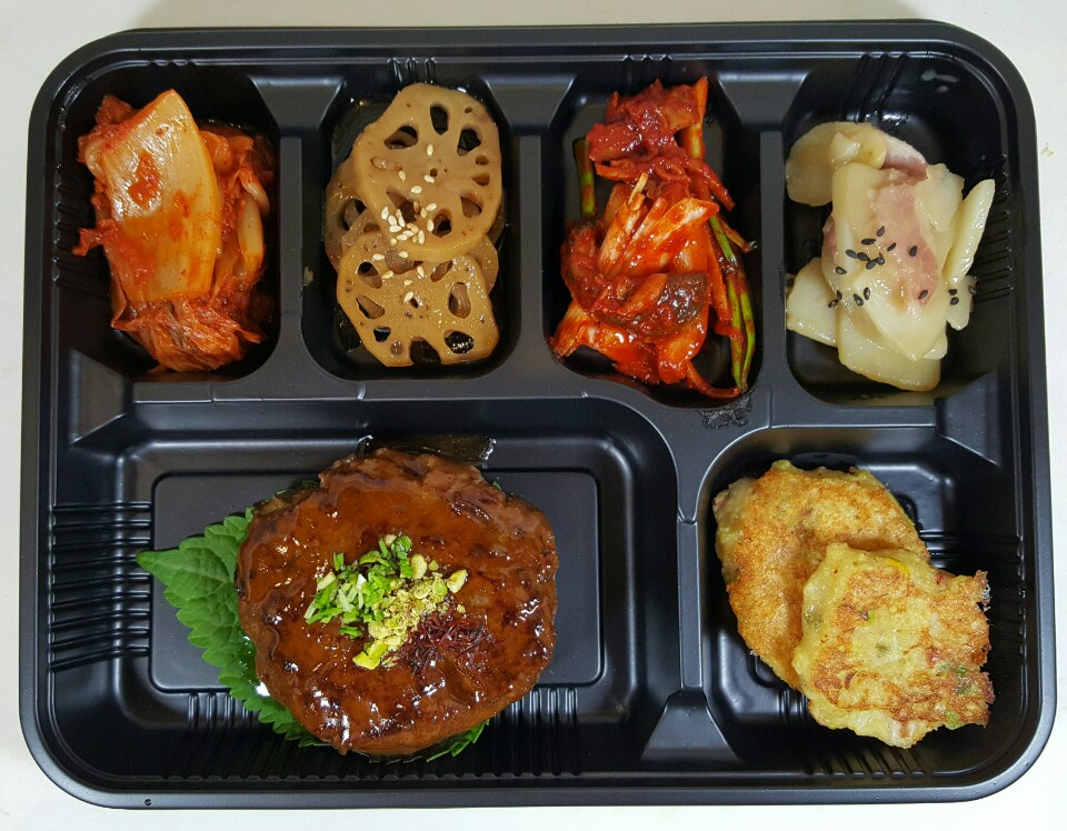 4가지 밑반찬과 전까지 구성된 기본도시락은 알찬 구성에 가격까지 착해서 많은 분이 찾아주십니다. ^^
