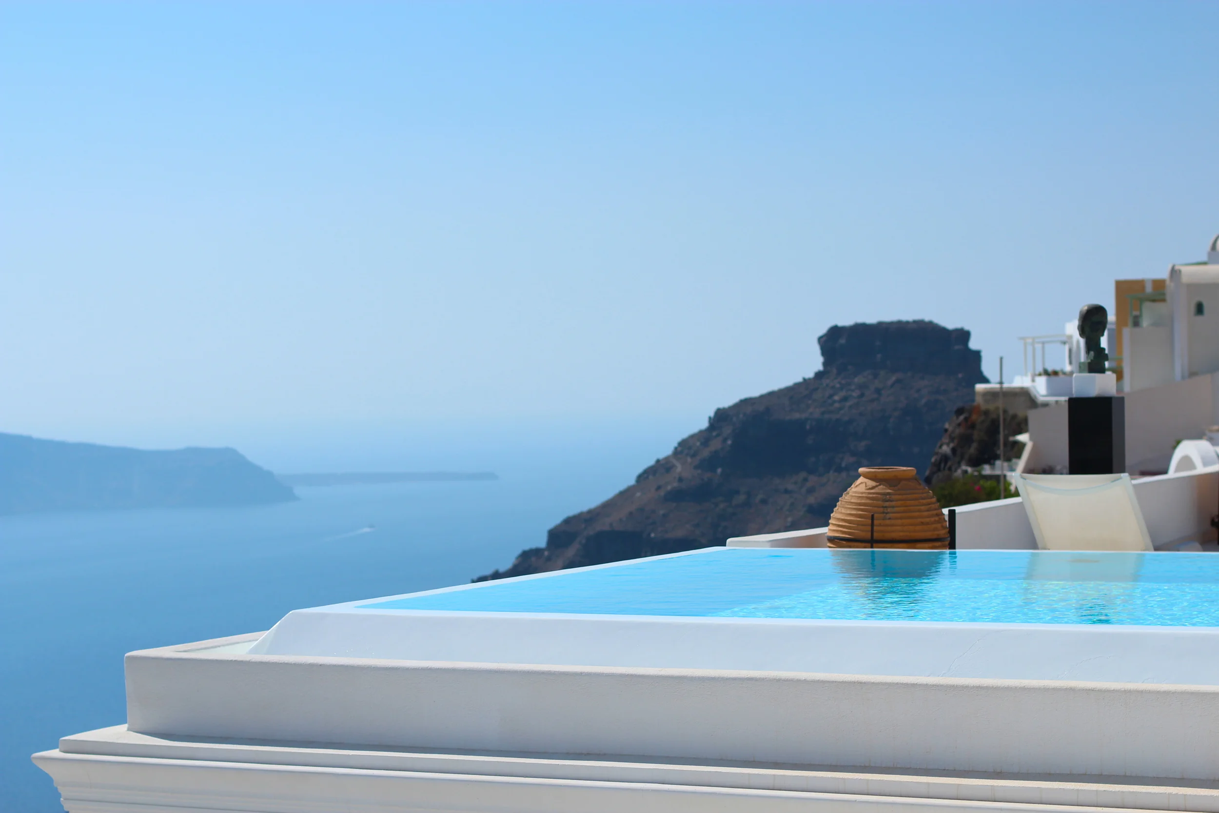 One of the resorts in Fira we walked past. How we longed to jump into that pool... 