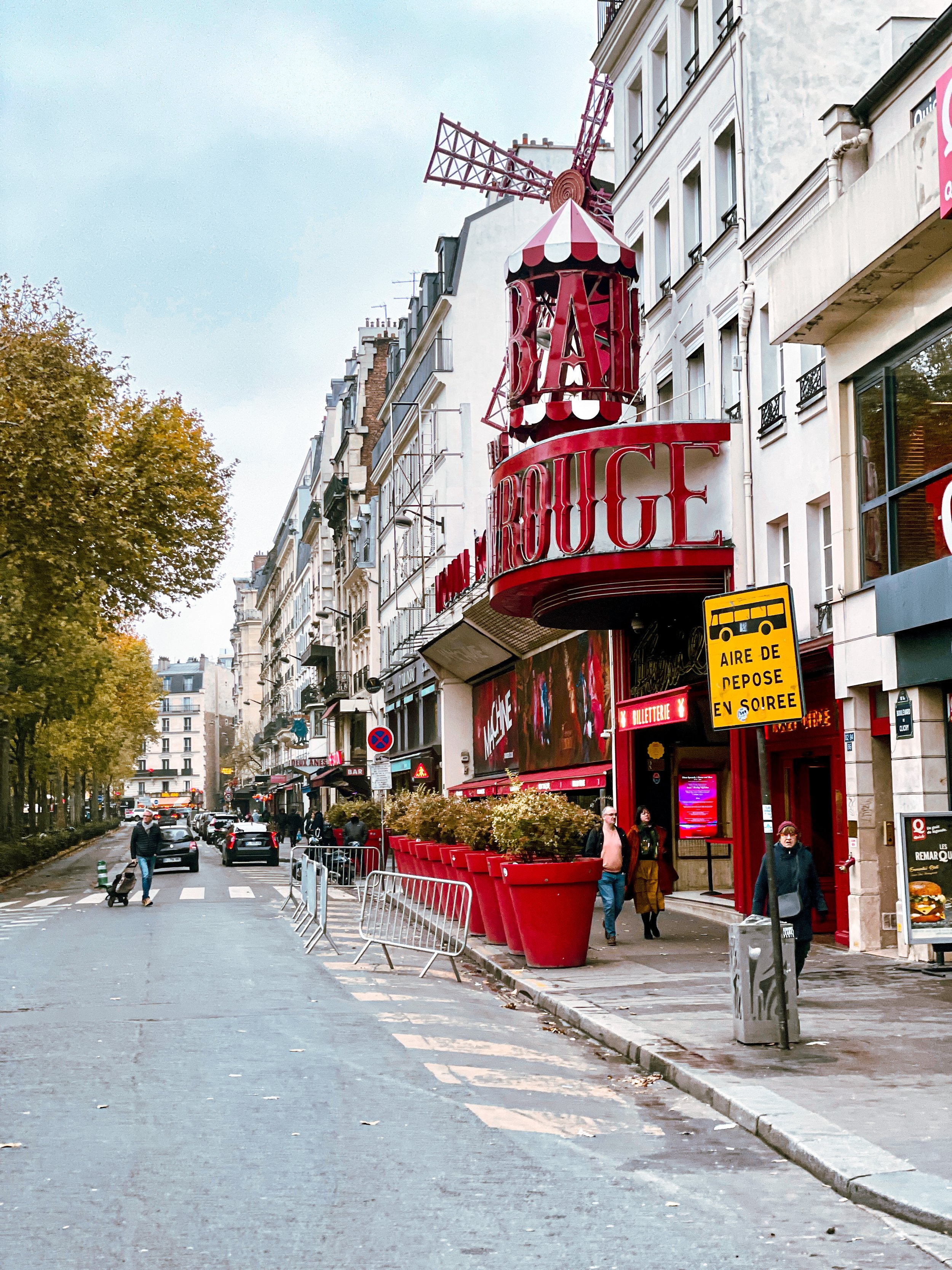 moulin rouge paris france guide to monmontre.JPG