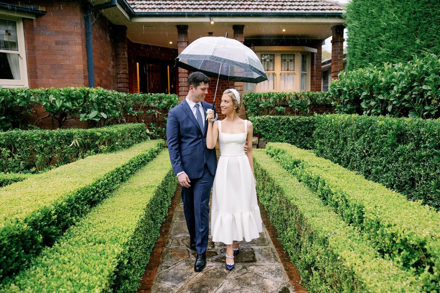 Rain, hail or shine the show must go on! A sweet moment yesterday with Kate and Tom. ☔️