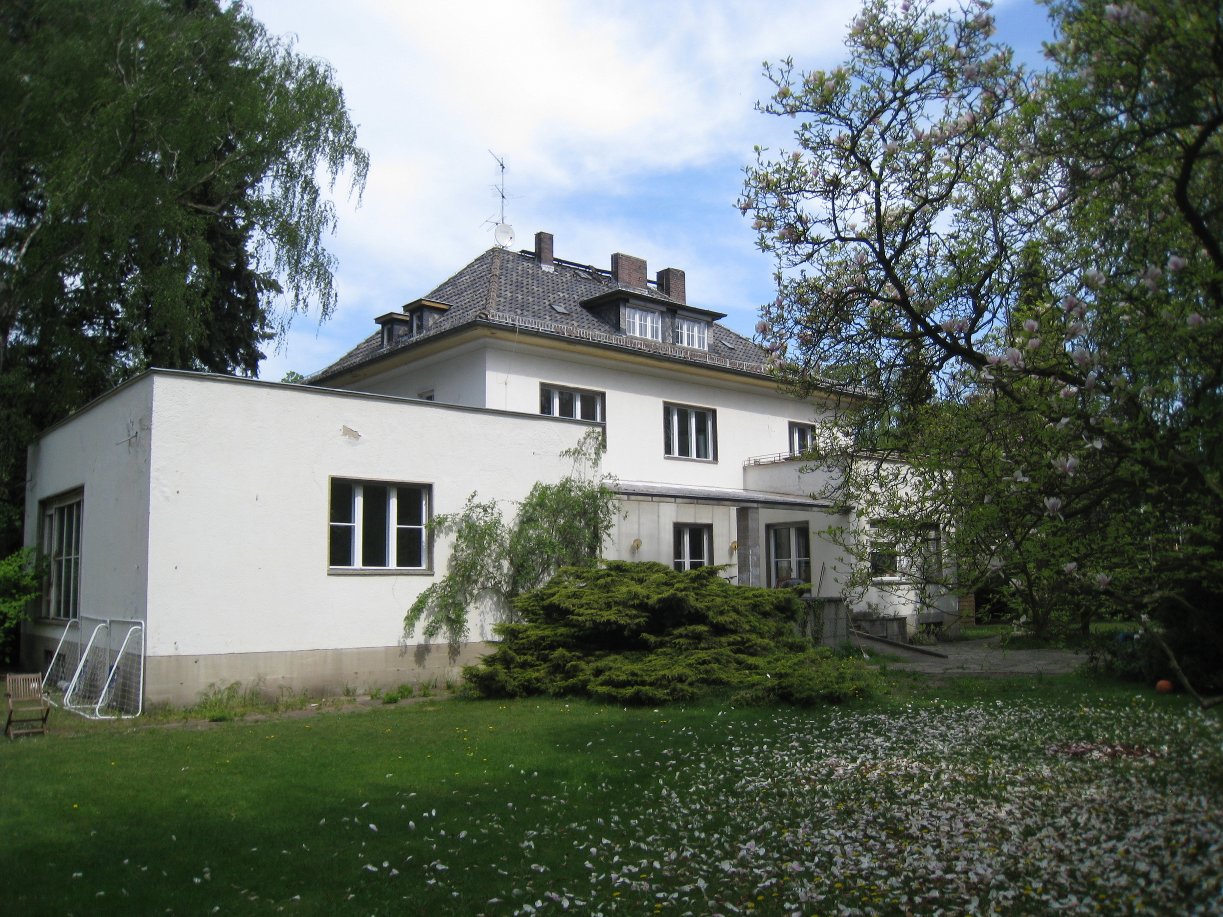 Gartenansicht mit dem Anbau von Hans Scharoun