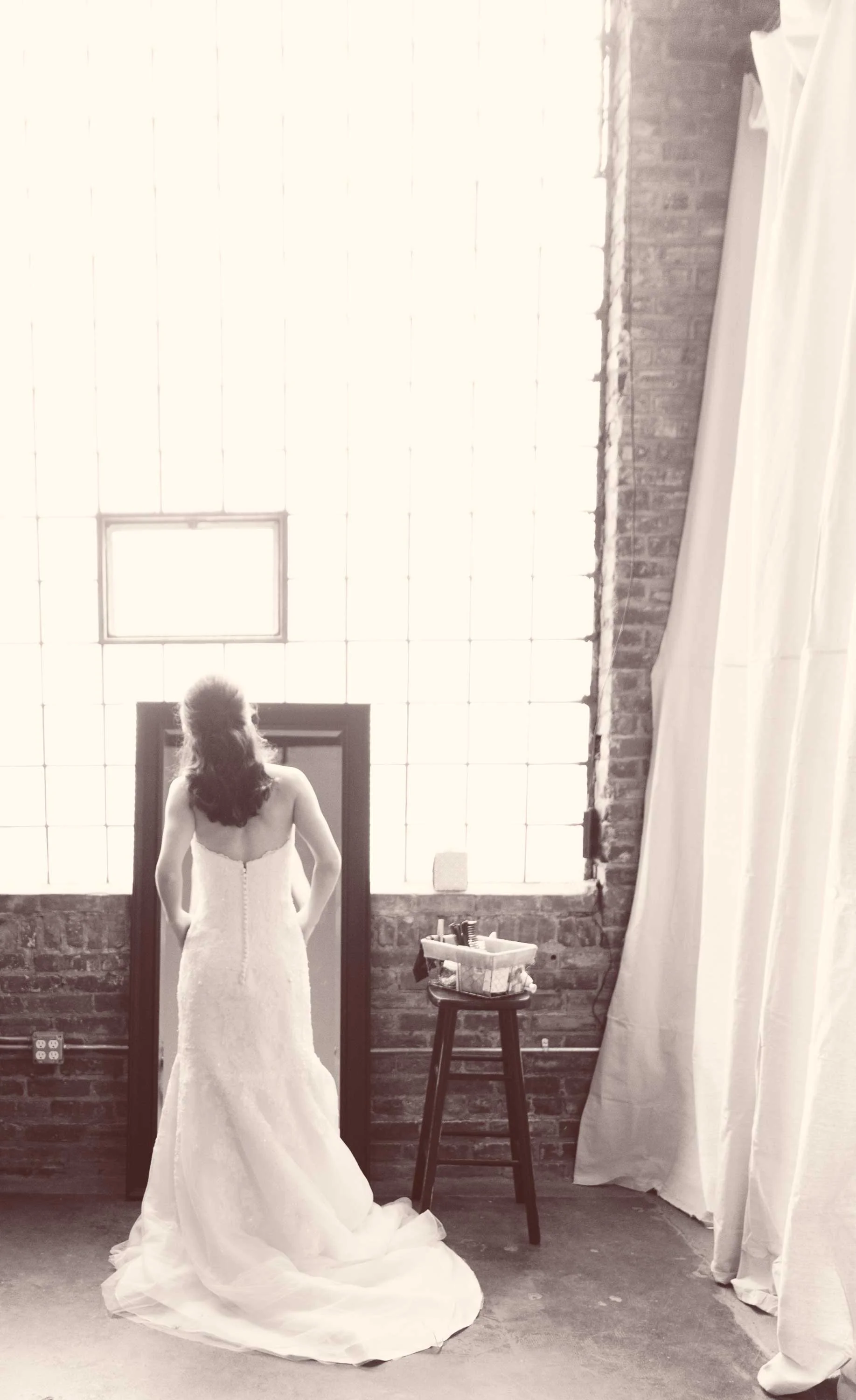 5. A QUIET MOMENT OF AWE AS OUR BRIDE BEHOLDS HER IMAGE IN HER GOWN.