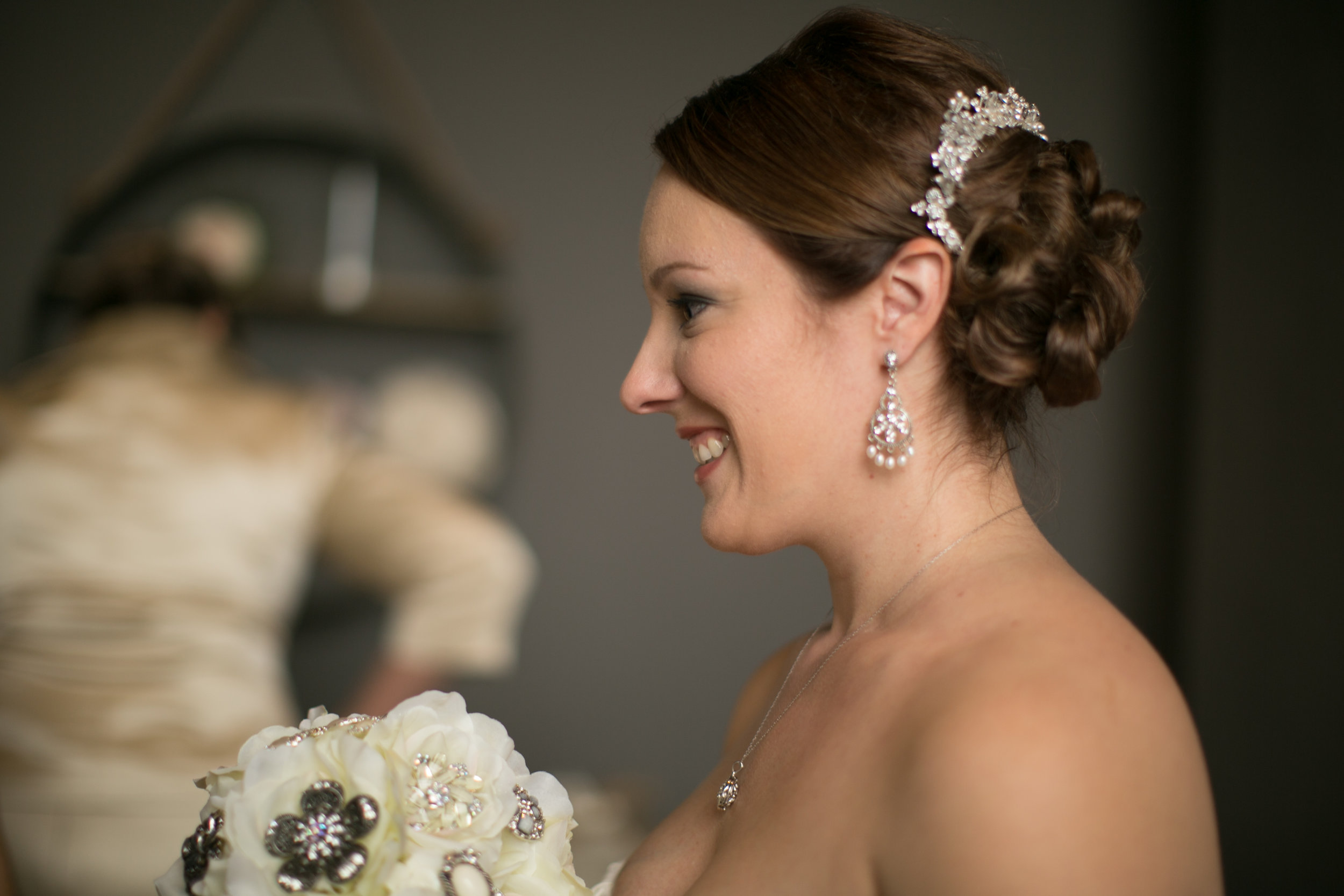 Sarah completed her look with chandelier earrings & a flashy hairpiece!