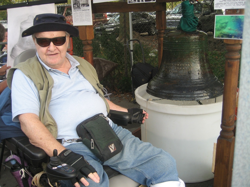 coney-island-resident-2-rings-the-dreamland-bell.jpg