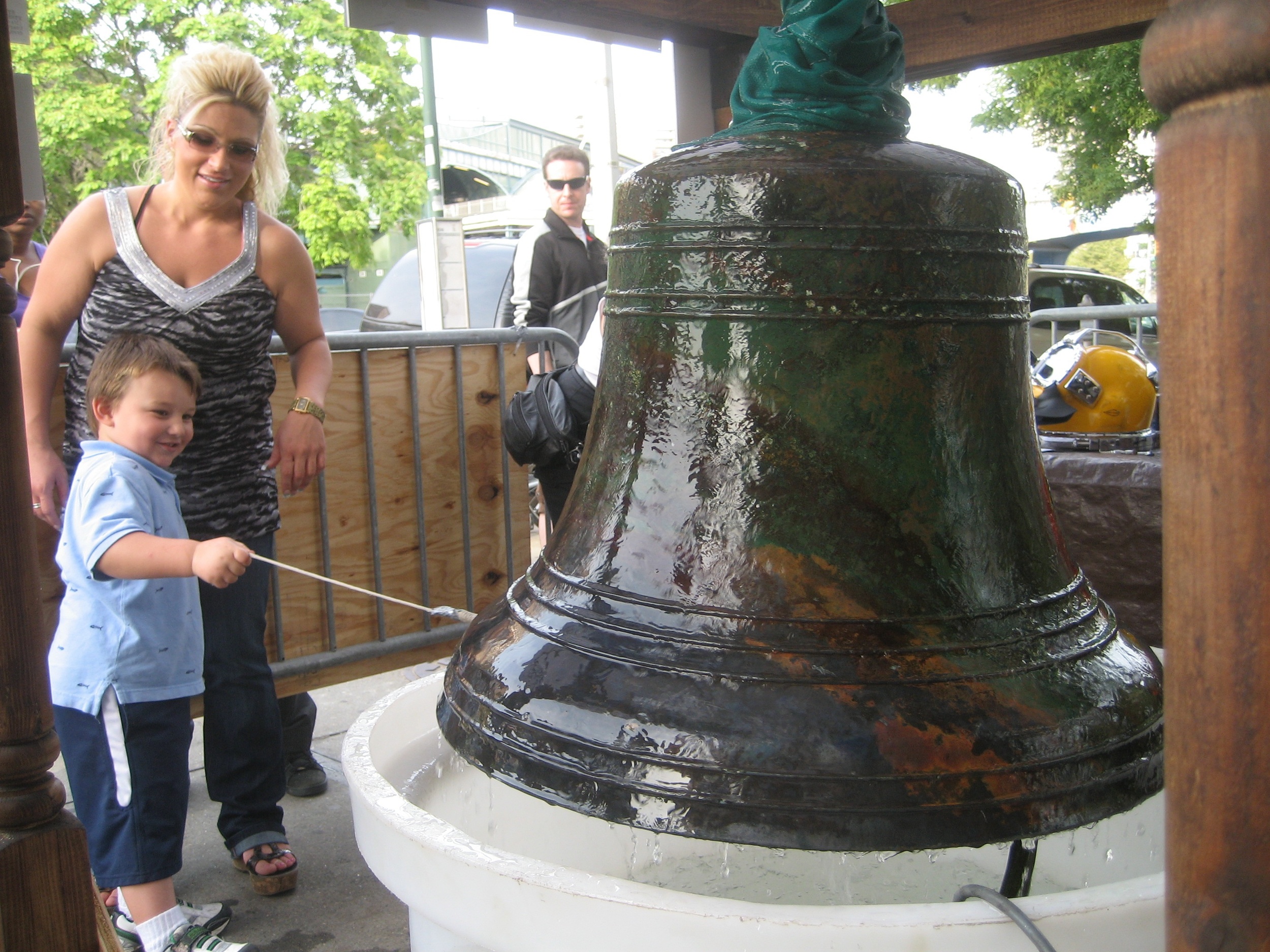 young-visitor-rings-the-dreamland-bell.jpg