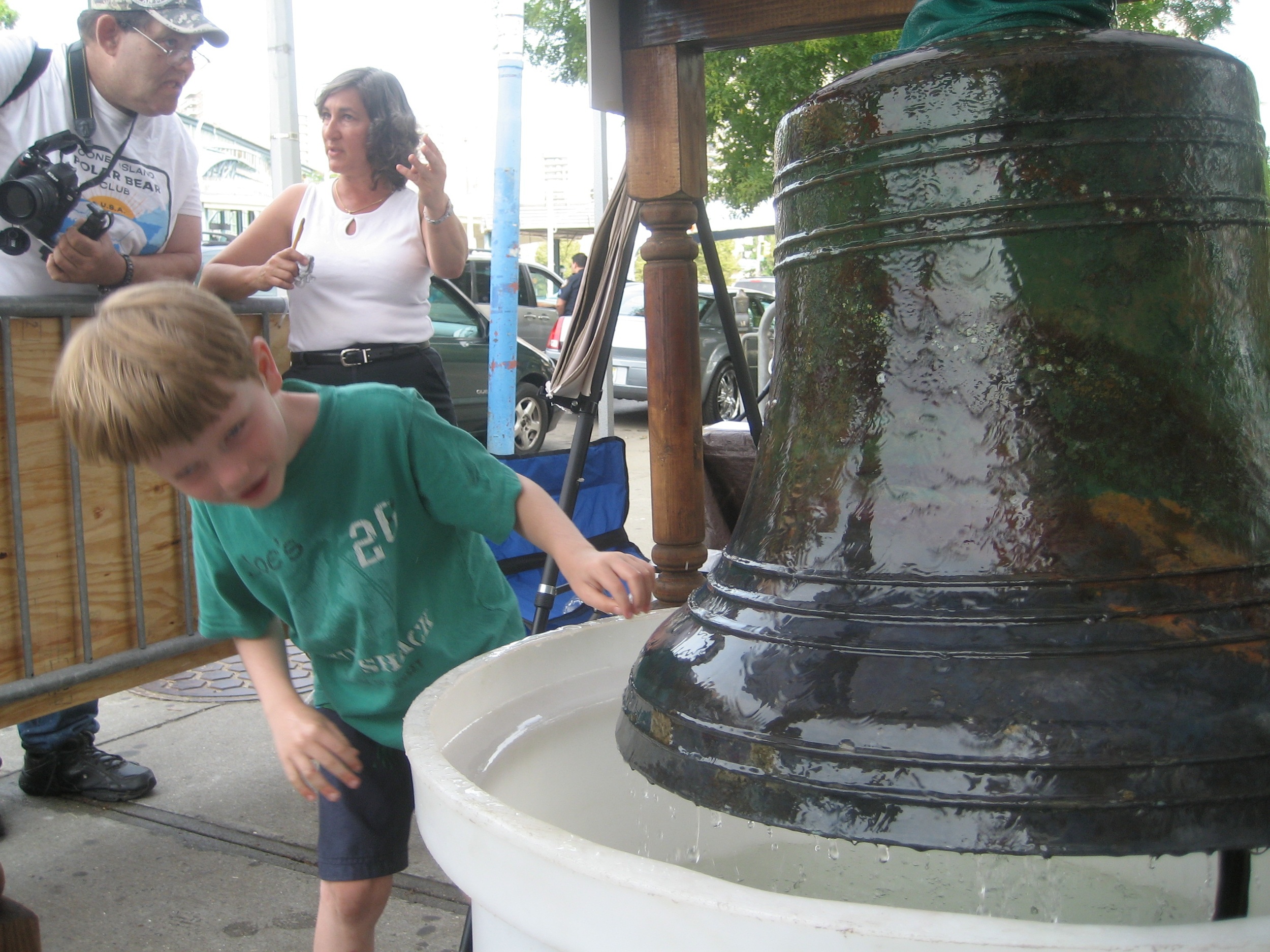 zack-checks-out-the-dreamland-bell.jpg