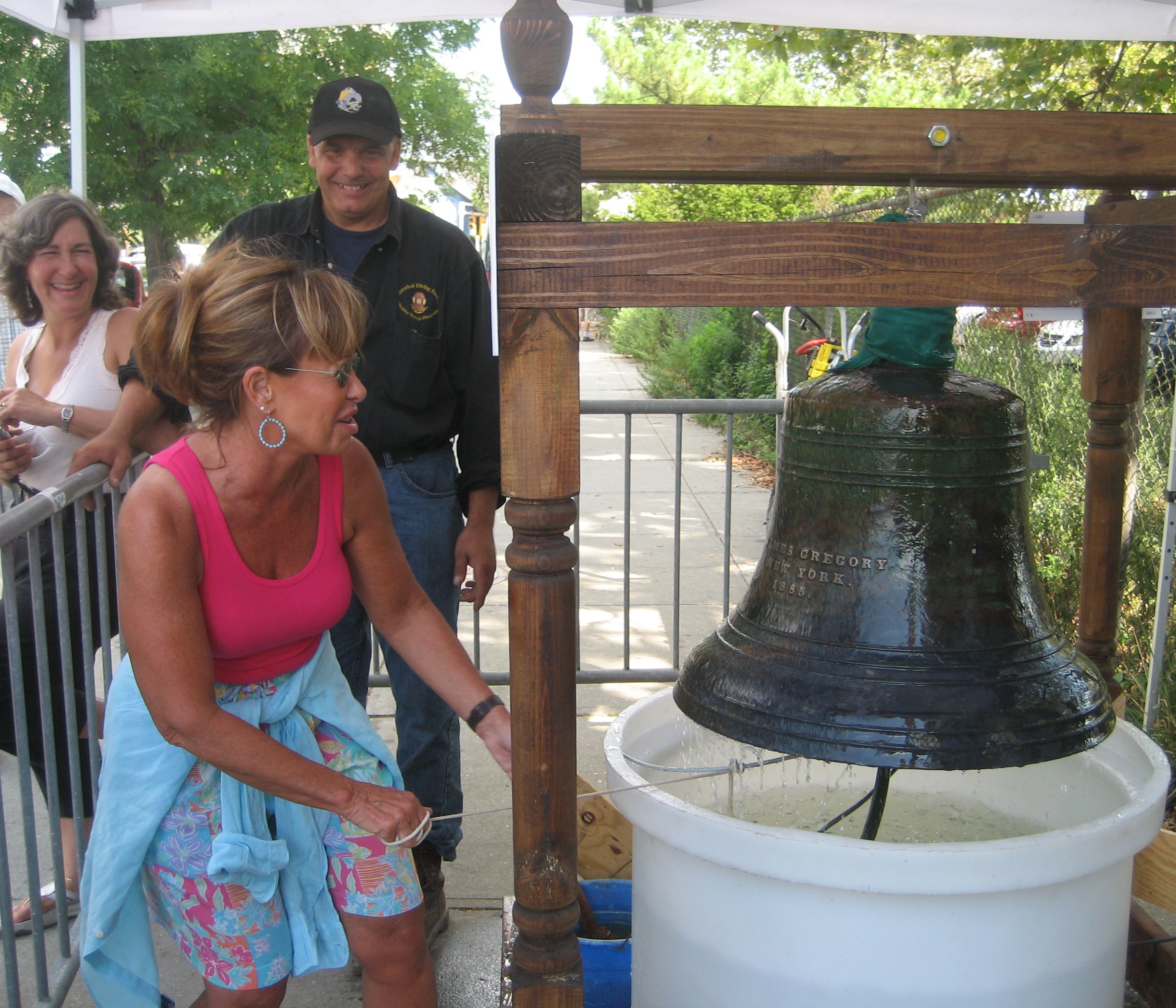 coney-island-resident-rings-the-dreamland-bell.jpg