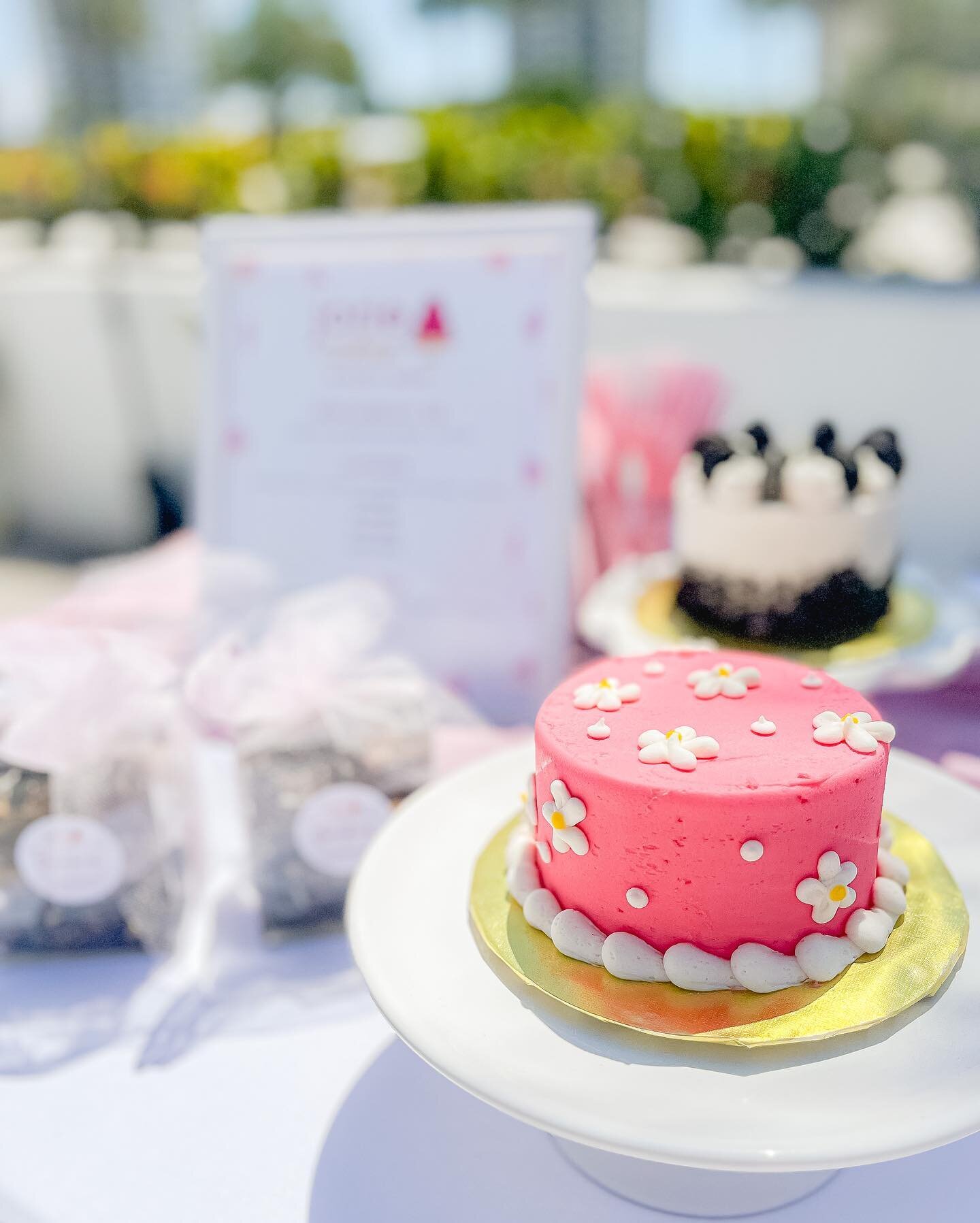 You have another chance to shop Jorie Cakes TODAY! 12-4 at @stormhousebrewing in North Palm! 🧁

Baby cakes, Cupcakes, and Brookies available 🎂