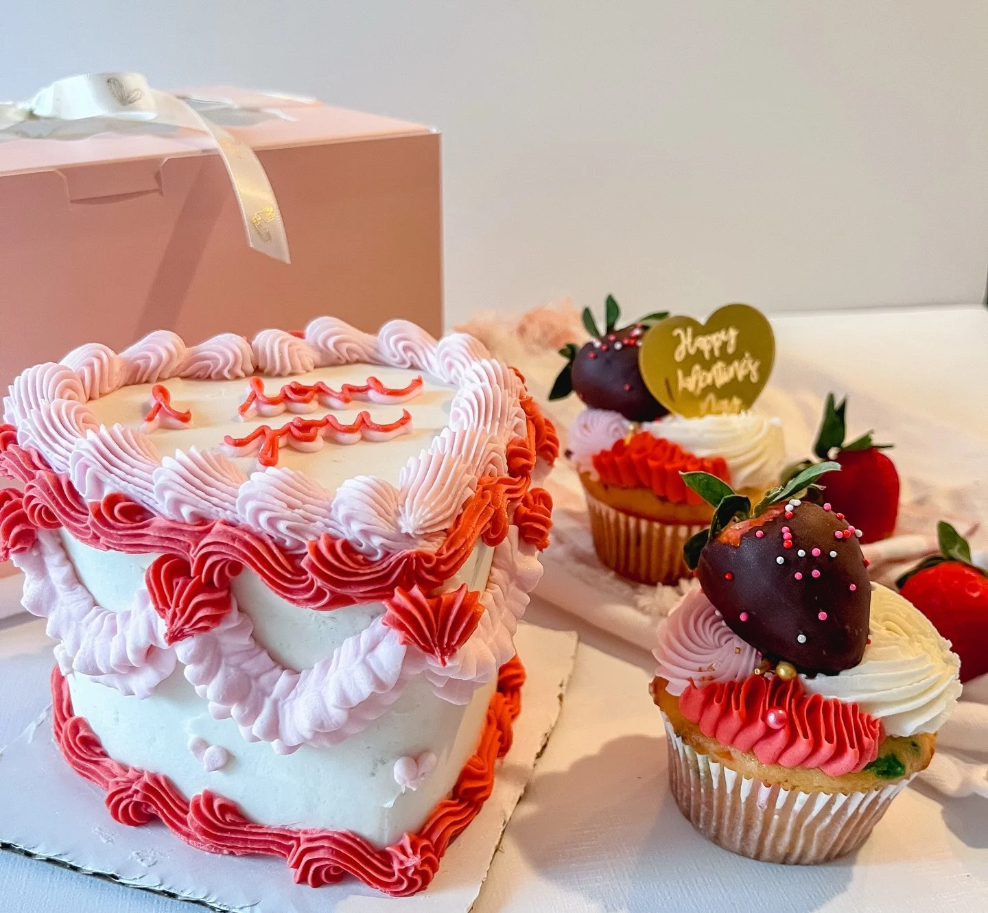 Valentines pre-orders are open for my Sweetheart Set 💘

🍰 Mini vanilla vintage heart cake with customizable message
🍓 Two chocolate covered strawberry cupcakes 
🎁 Packaged specially for your Valentine or Galetine

Details at the link in my bio 💝
