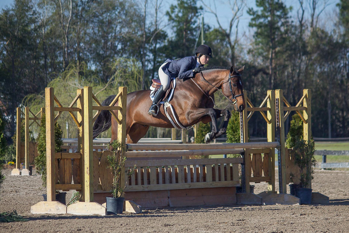 Laura Critz and Quatrain showed great form in the 3'3" Junior Hunters.