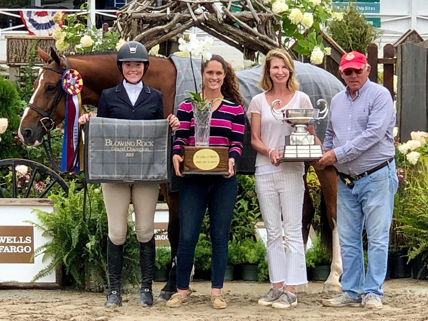 Gigi Manigault and Major Key receive the Cassalo Trophy from Erin McGuire