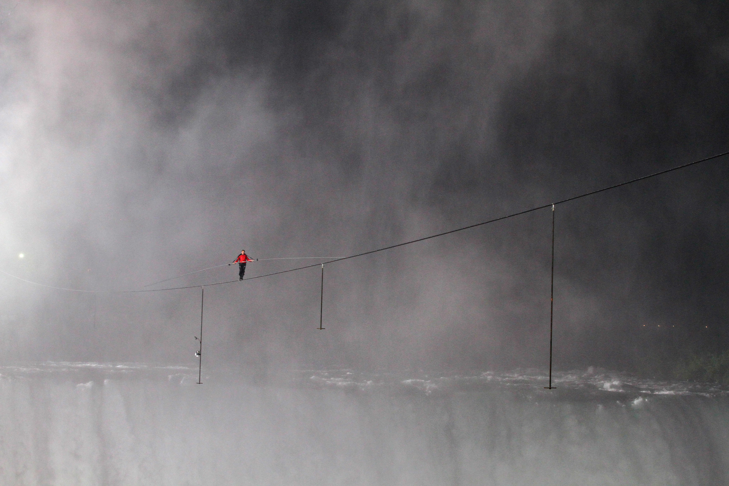 Daredevil tightrope walker becomes first man to cross Niagara Falls on a high wire