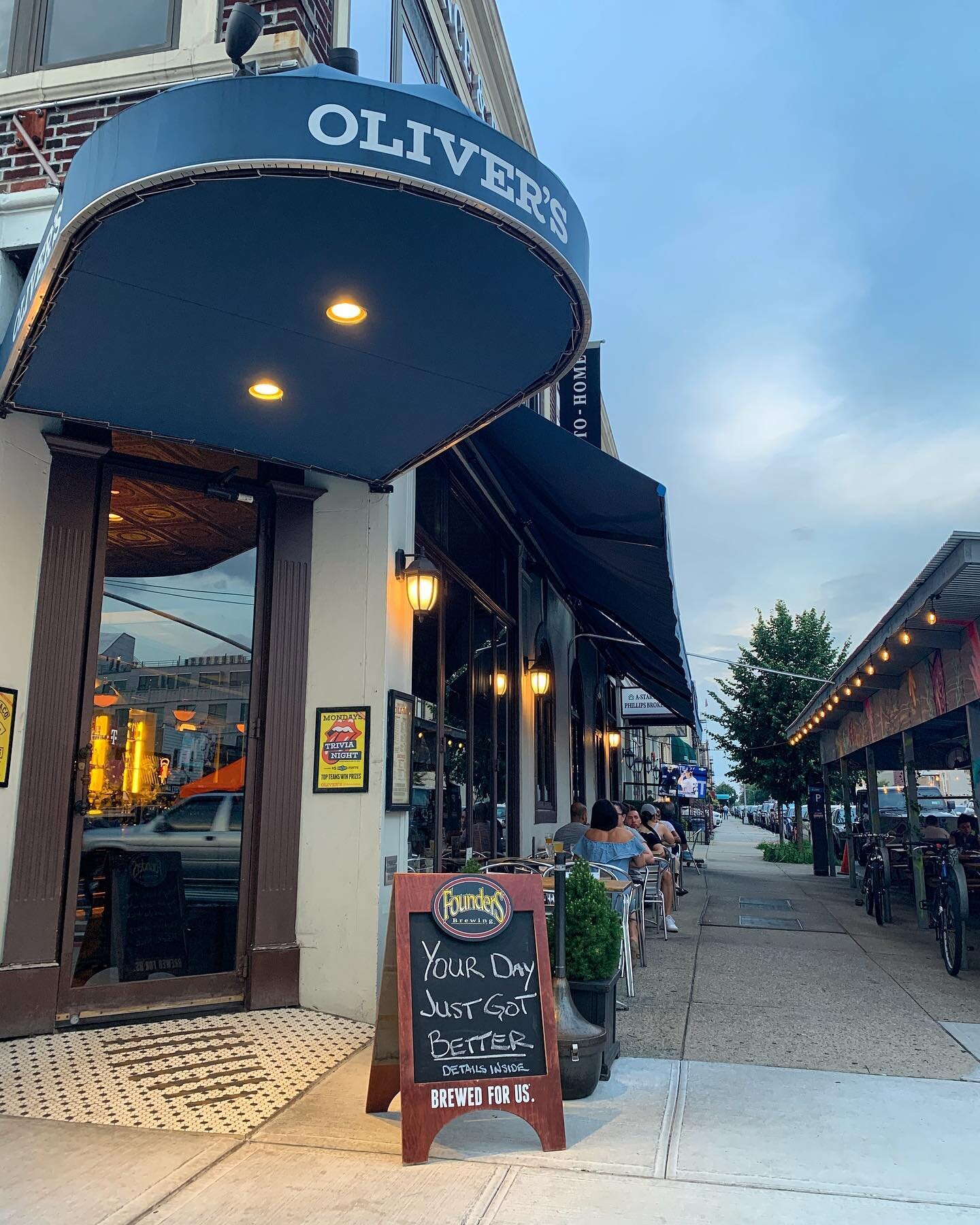 Meet us at Oliver&rsquo;s. &bull;
&bull;
&bull;
&bull;
&bull;
#astoriaNY #queensNY #craftcocktails #beer