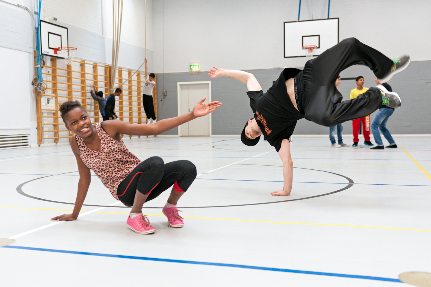 Oma Juttu-työpaja Myllypuron ylä-asteella 11.4.2014 b-boy Haikun kanssa. Kuva: Vanessa Riki
