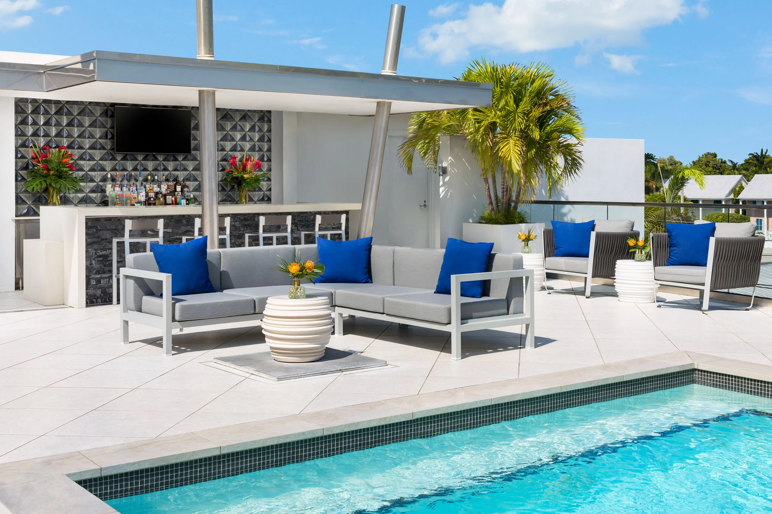 H20-Pool-Bar-Day-LG.jpg
