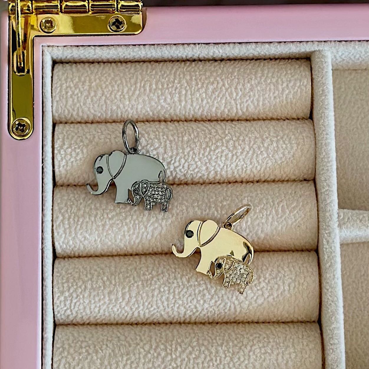 We may not be able to repay all that our mothers have done for us, but we can certainly try by spoiling her with some sparkle! Our double elephant pendant is a perfect gift for the lady you look up to 🐘❤️
&bull;
&bull;
&bull;
&bull;
&bull;
#cindyens