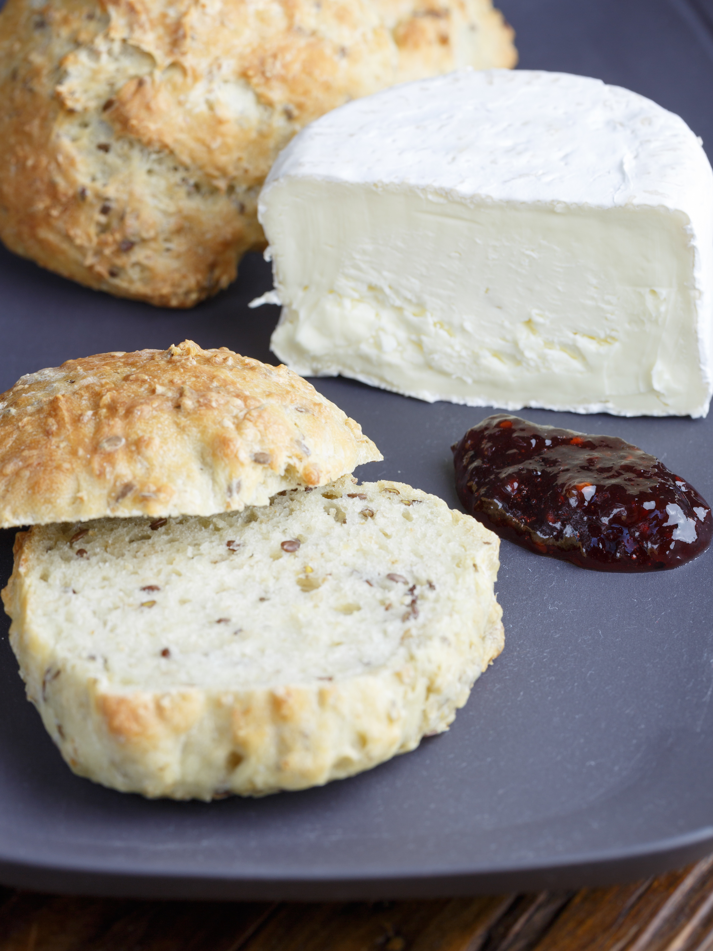 Danish Morning buns with cheese and jam. Brusebadsboller med ost og marmelade.