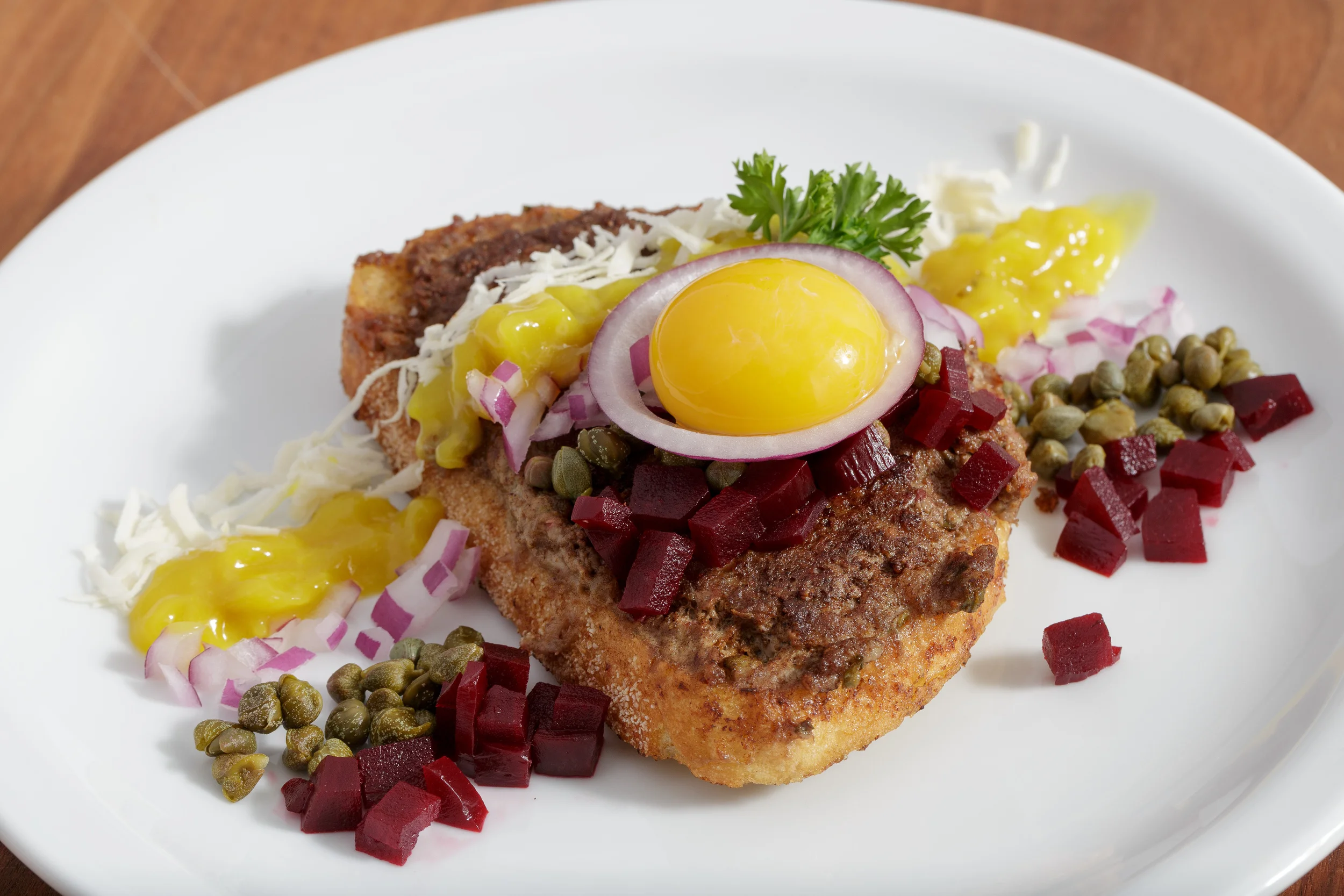 Fried beef tartare or "Parisian steak" - Pariserbøf