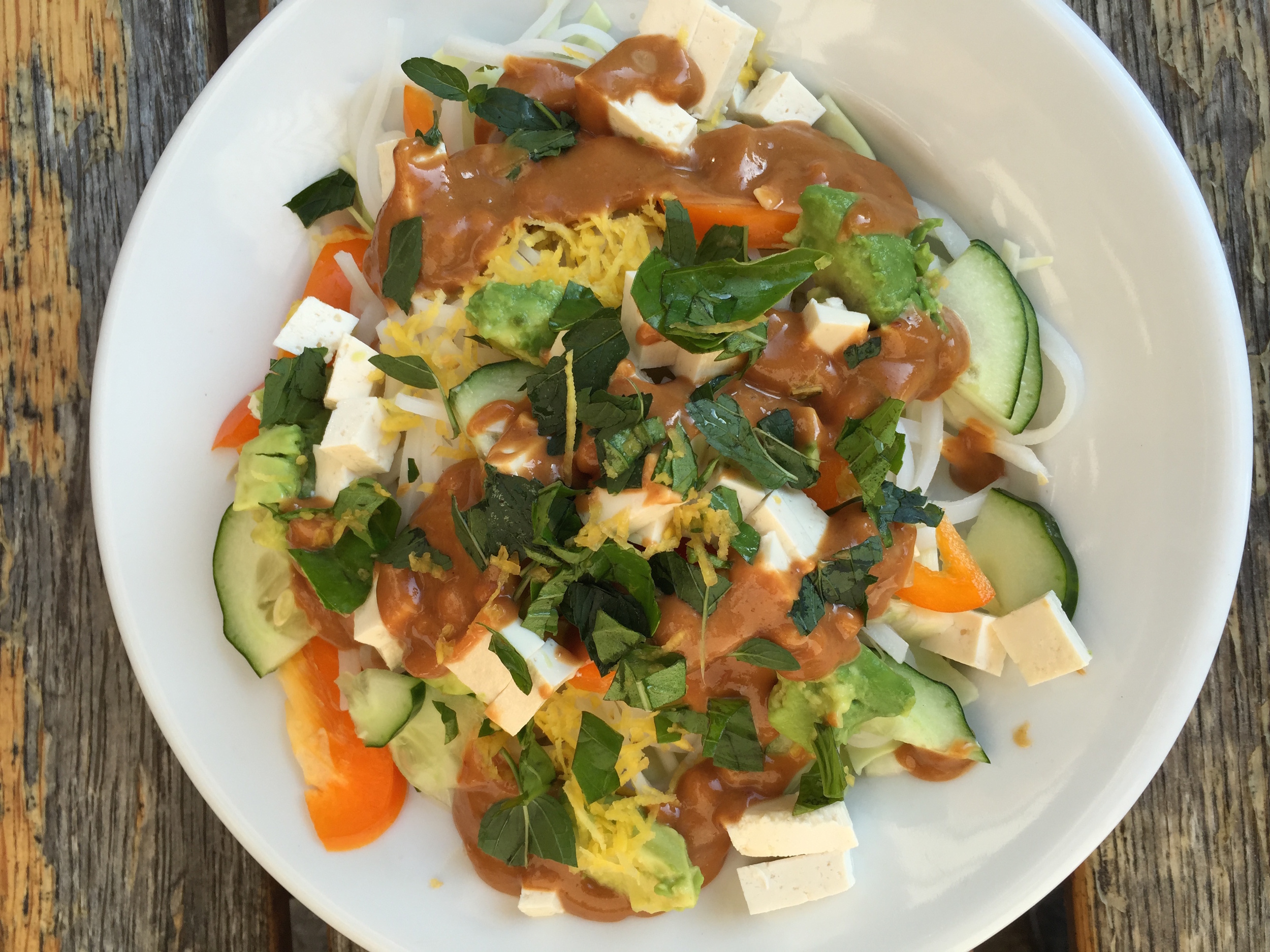 我们的最新碗是用绿白菜，橙胡椒，黄瓜和磨碎的黄色胡萝卜制成的。