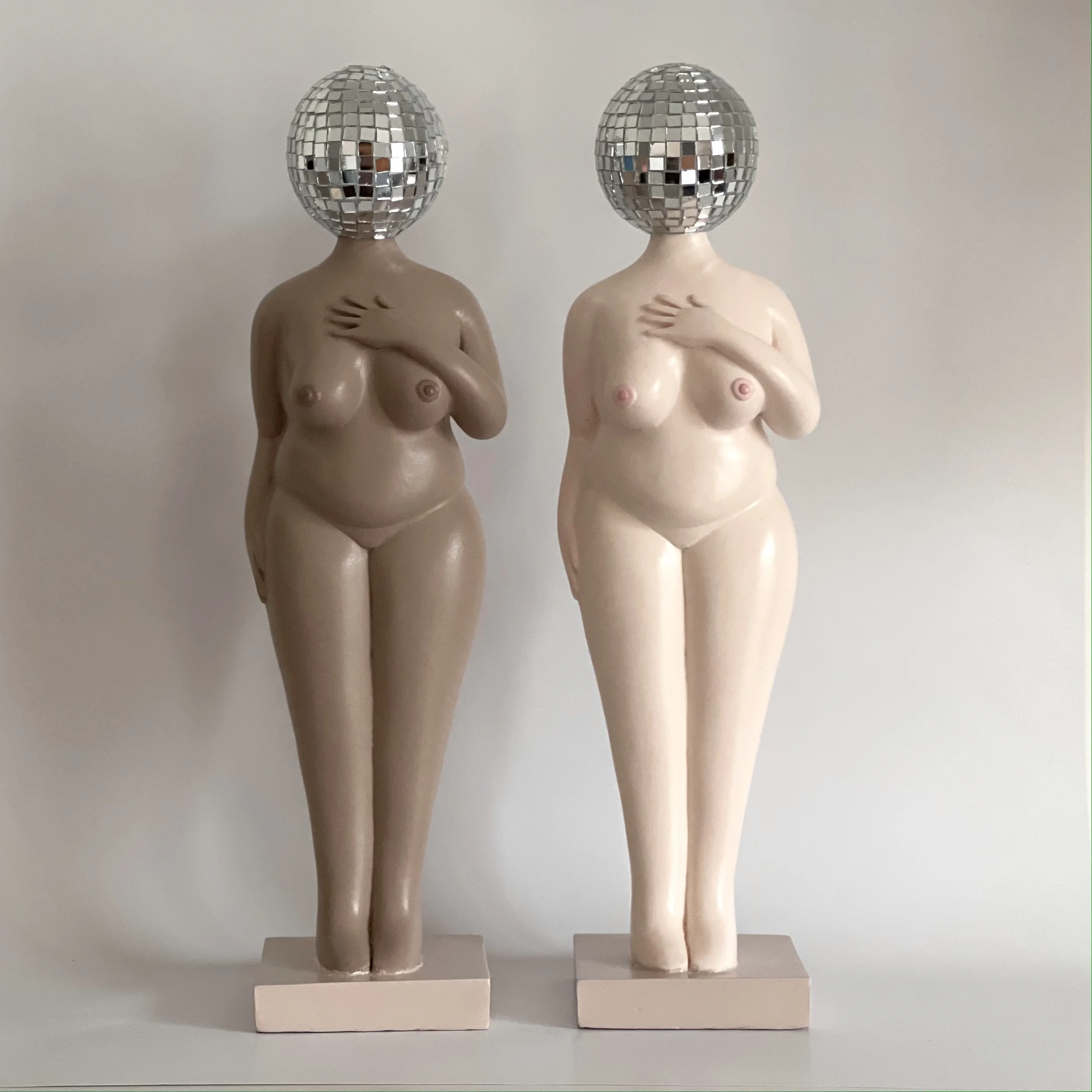 statuette art contemporain gardienne disco créée par l'artiste parisienne lili stones