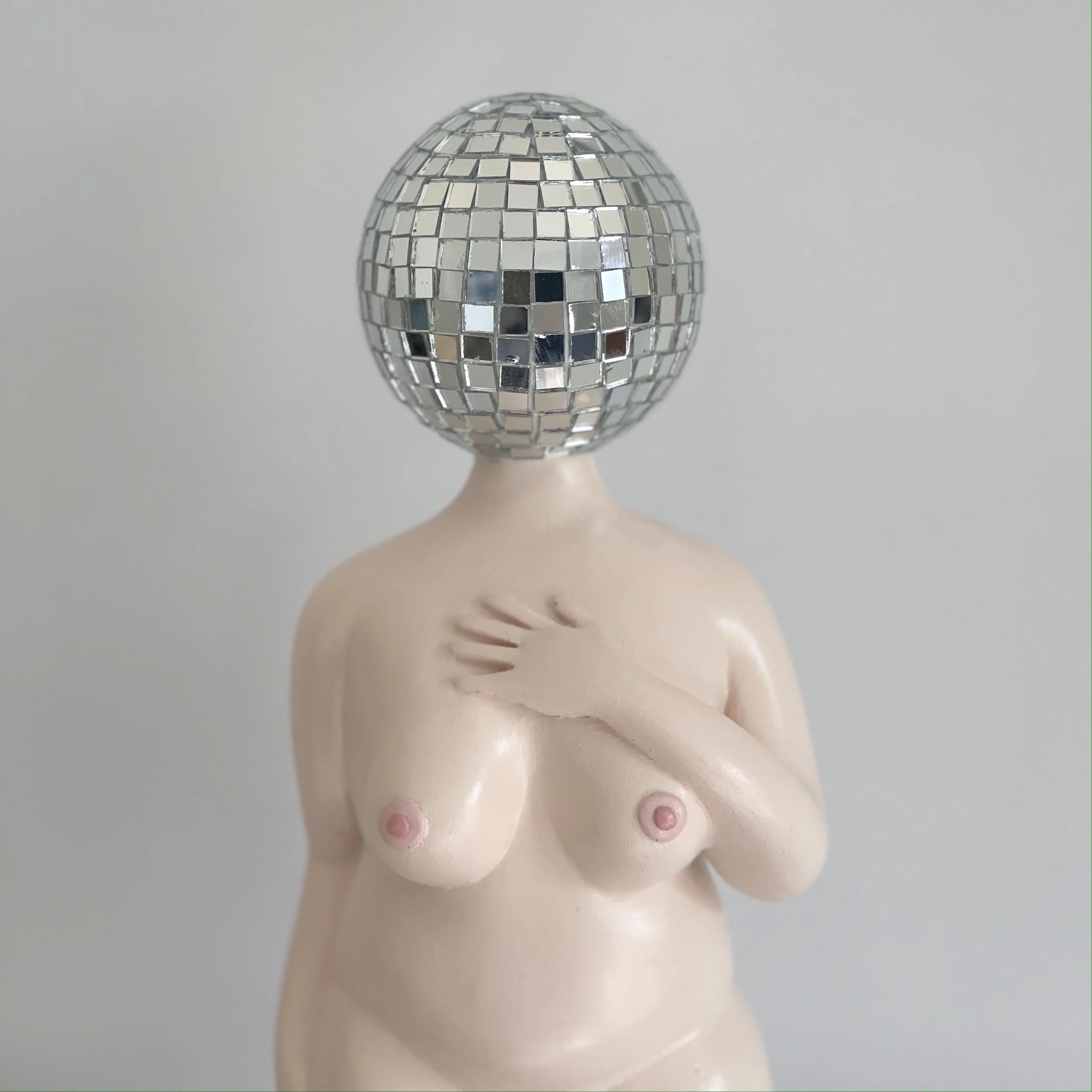 statuette art contemporain gardienne disco créée par l'artiste parisienne lili stones