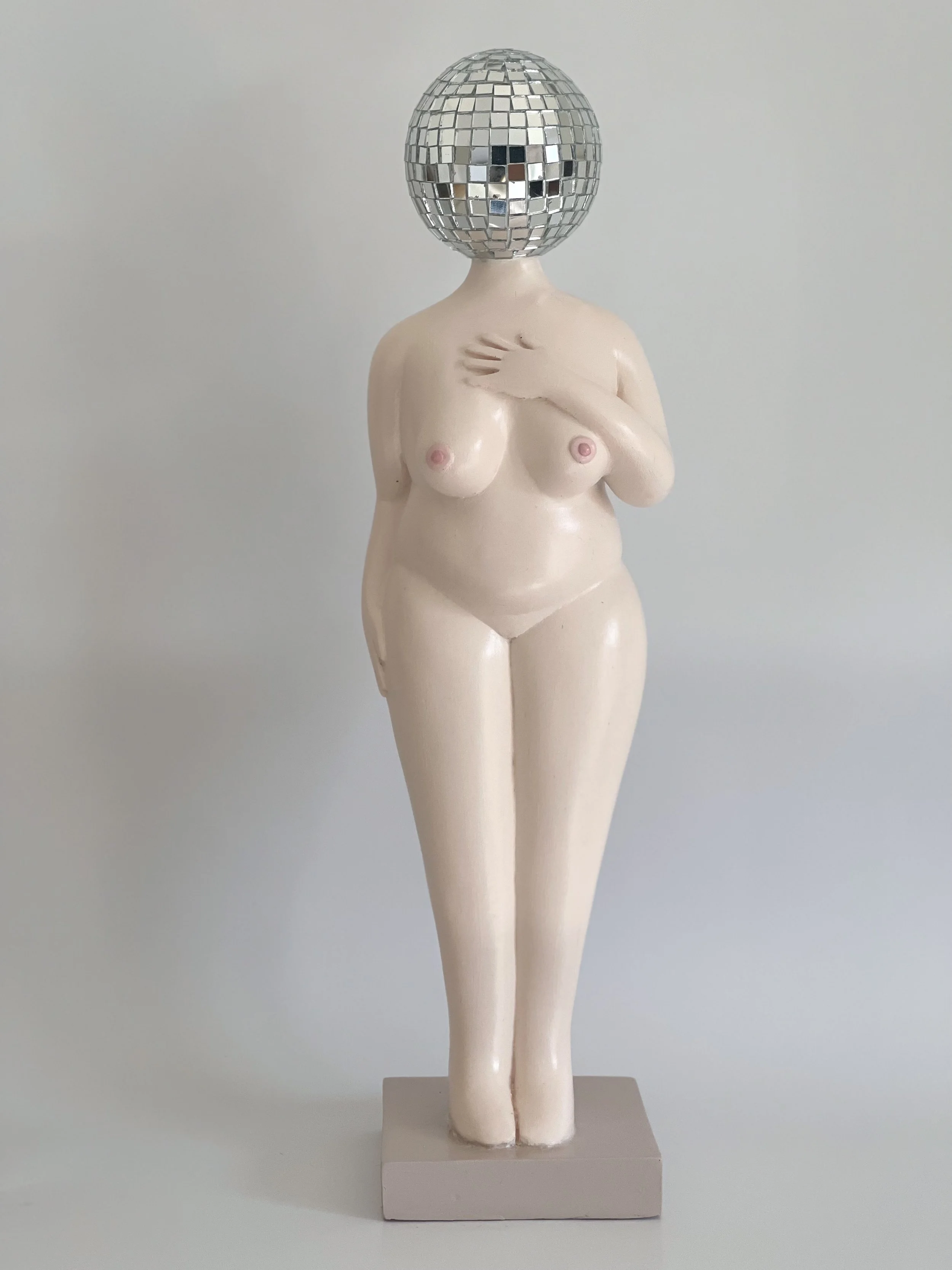 statuette art contemporain gardienne disco créée par l'artiste parisienne lili stones