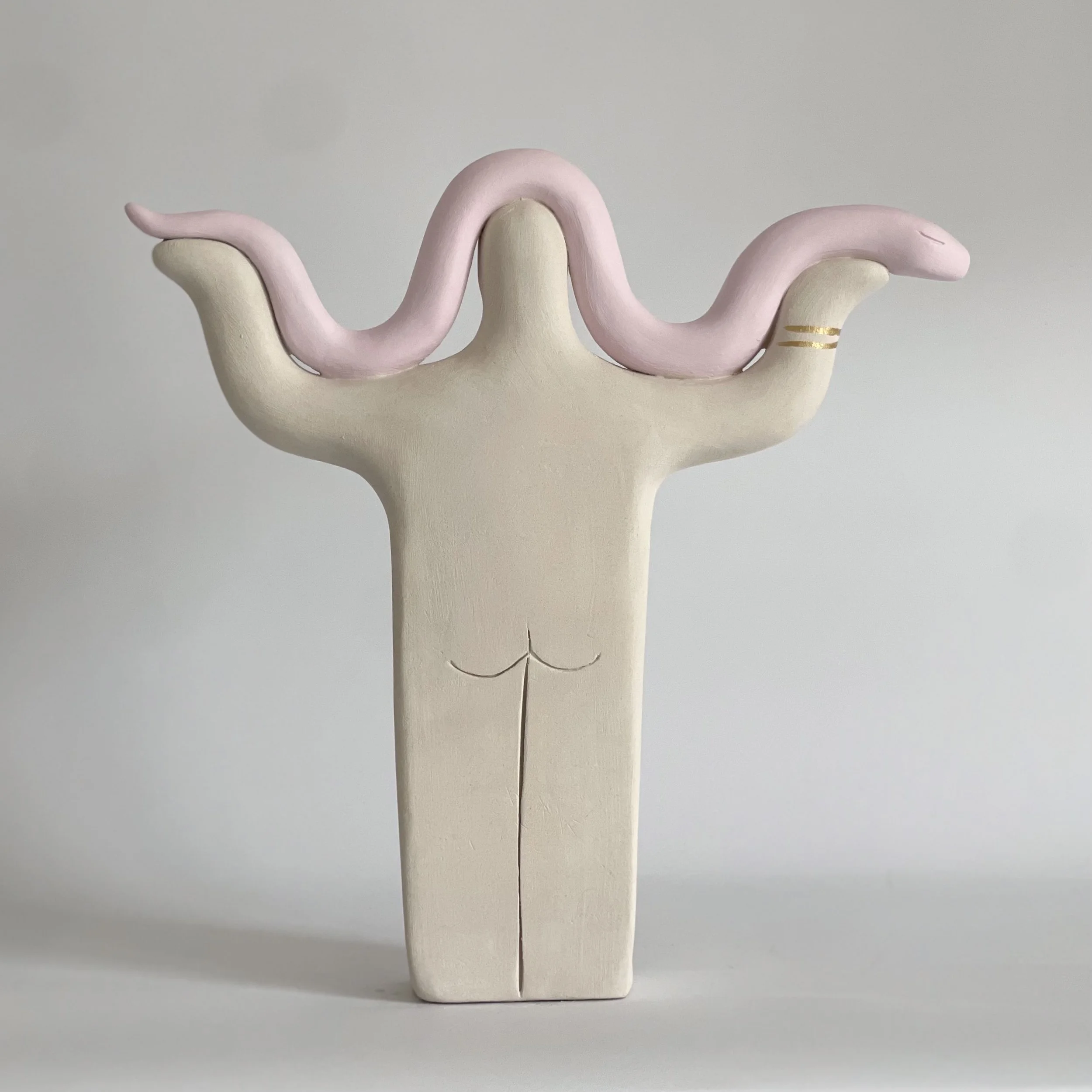 Statuette masculin sacré et son serpent rose. Statue d'art contemporain réliser en grès par l'artiste Lili Stones. Décoration d'intérieur, piéce unique