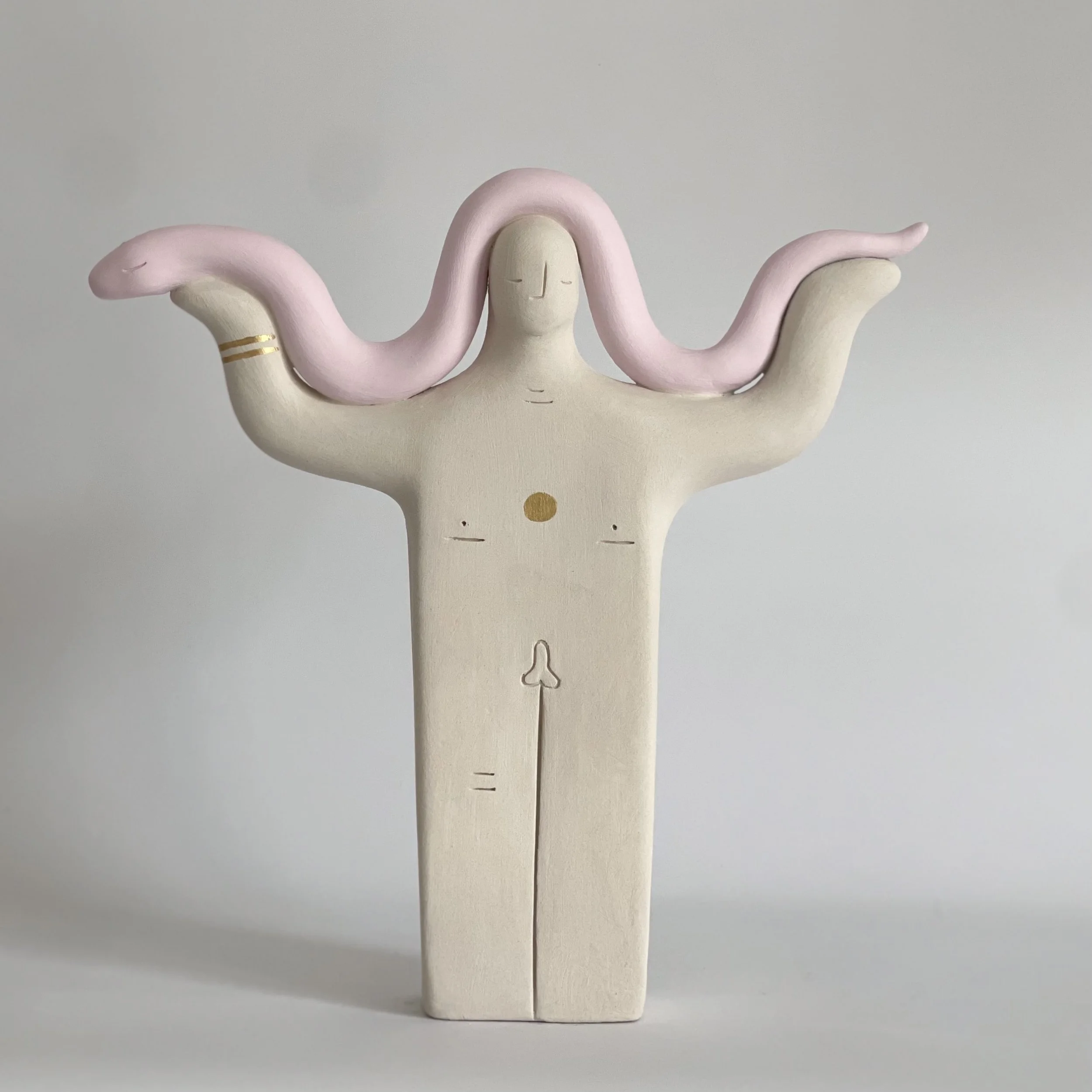 Statuette masculin sacré et son serpent rose. Statue d'art contemporain réliser en grès par l'artiste Lili Stones. Décoration d'intérieur, piéce unique