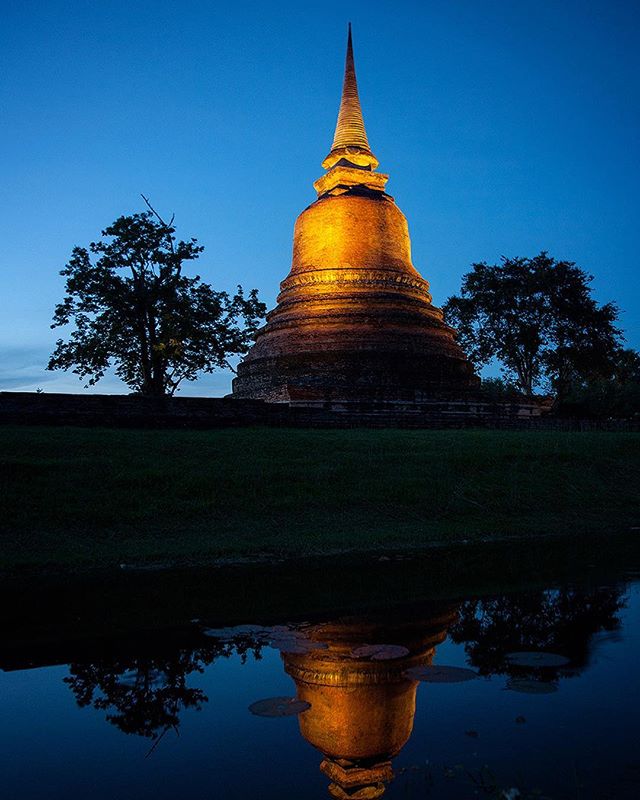 Sitting in the office on a cold dreary day and dreaming of warm steamy nights in Sukothai.
#thailand #temples #travel #wanderlust #explore #lonelyplanet #natgeotravel #natgeoyourshot #exploretocreate