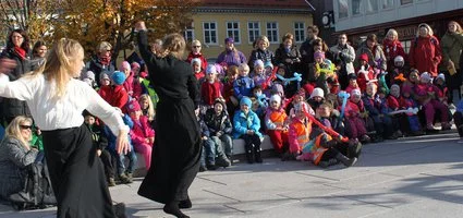 Barna fra Skirk-toget og dansere fra Studium Actoris.Foto: Inger Torill Solberg