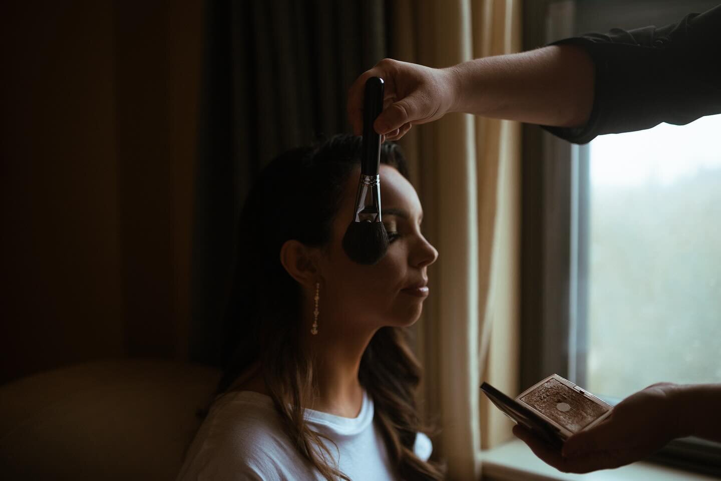 one of my favorite getting ready photos of all time 🖤

#microweddingphotographer #smallwedding #midwestelopementphotographer #stlweddingphotographer #chicagoweddingphotographer