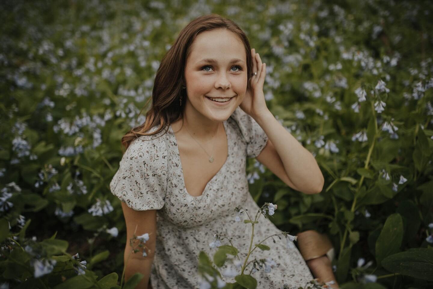 spring pics are my damn fave, especially grads. hit me up if you need senior pics or fam or whatever! it's about to get nicer and the sun is staying out later for us 💛💛💛 #classof2025 #seniorszn #gradpics #seniorportraitphotography