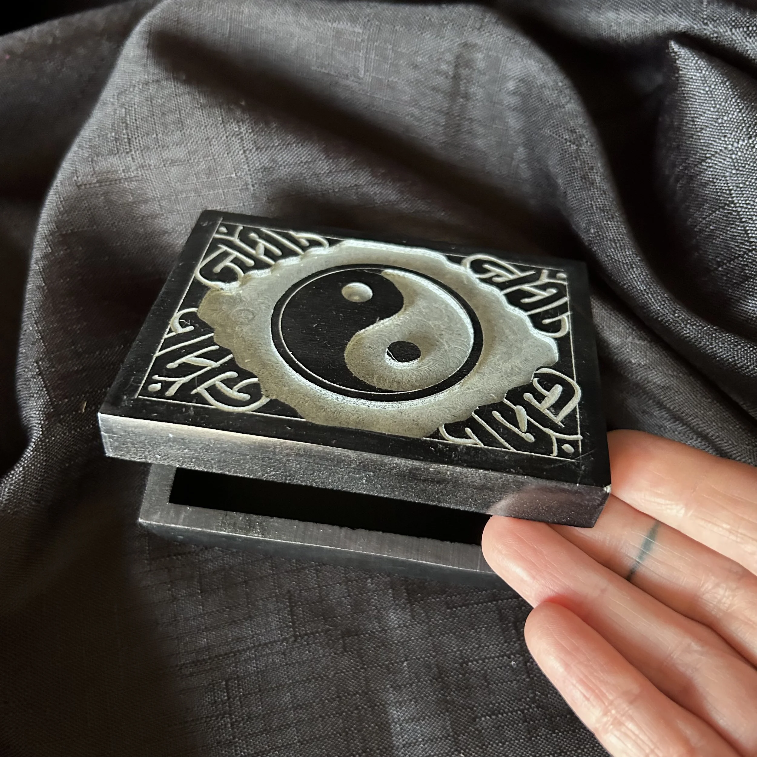 carved yy box 4.JPG