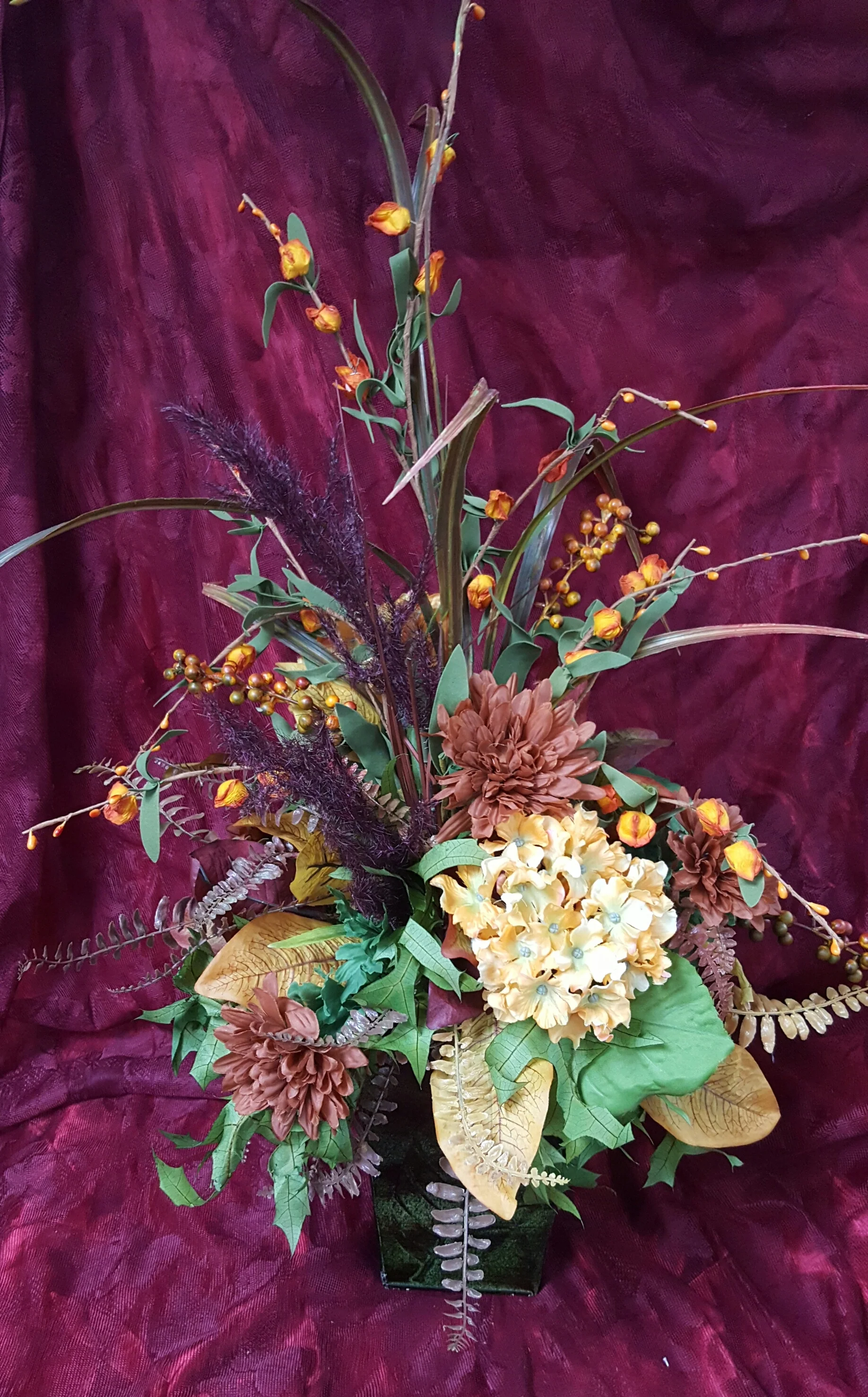 SILK HYDRANGEA ARRGT.JPG