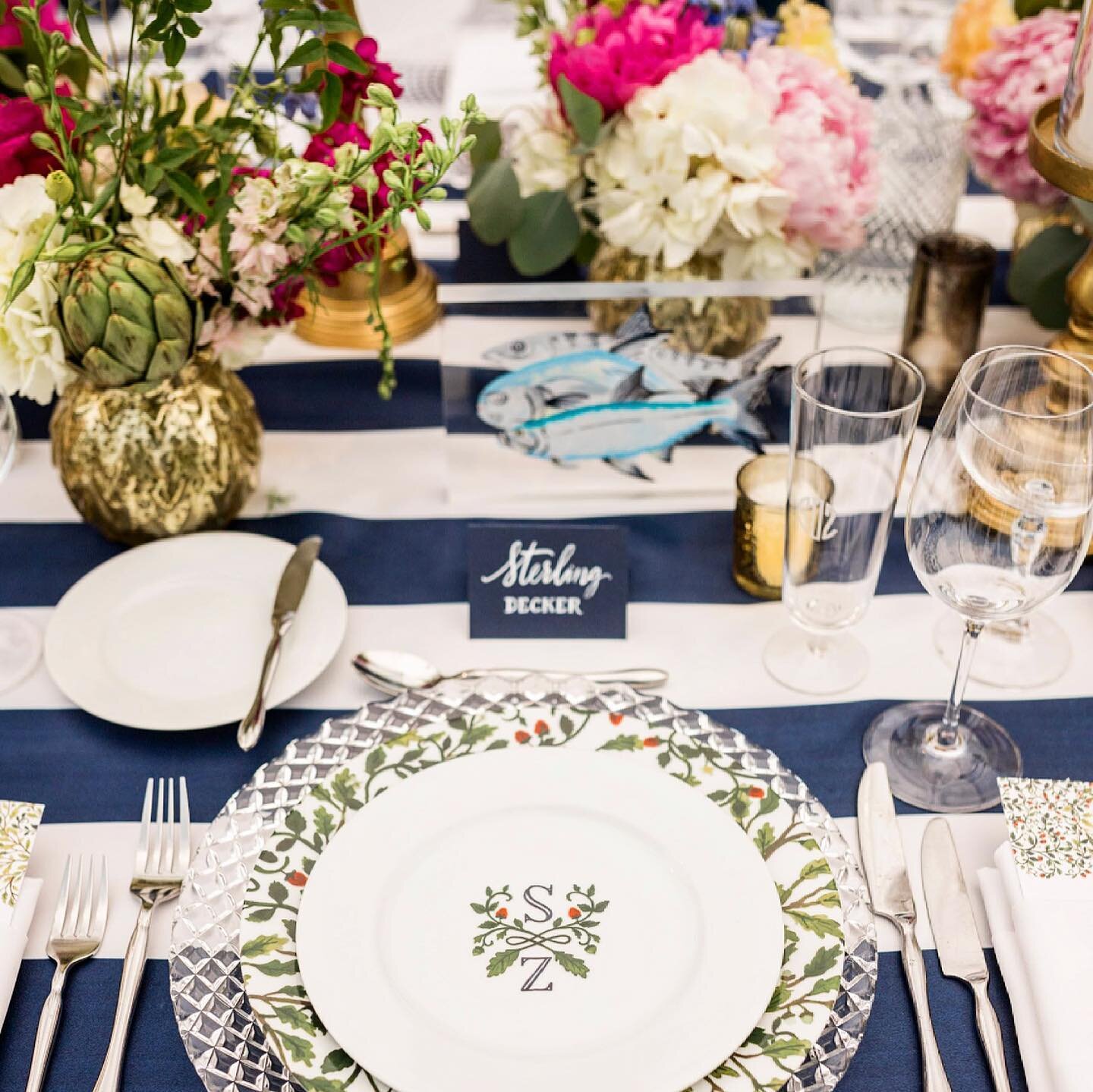 All in the details! 
🍓💕🌳🌿🐟🍾
.
Plates with their oak and strawberry pattern.  Summer tent with bright colorful floral.. incredible sugar flowers adorn their cake! 
.
#weddinginspo #weddingdetails #weddingdecor #summerwedding #weddingday #ejddesi