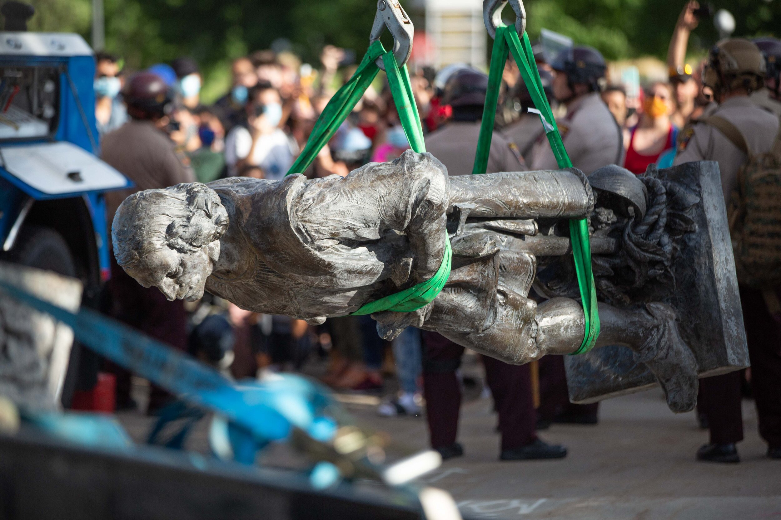  Held up in the air, the statue of Christopher Columbus gets ready to be put on the flatbed where it will be removed from the grounds after it was torn down by activists in Saint Paul, Minnesota on Jun 10, 2020. 