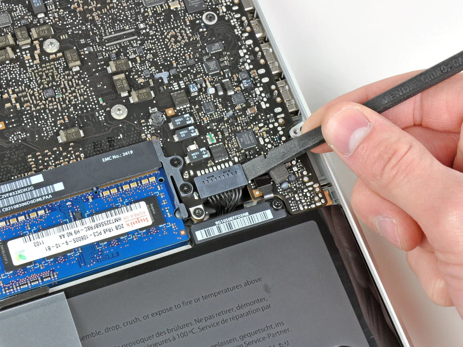 Step 3 Removing Battery.jpg