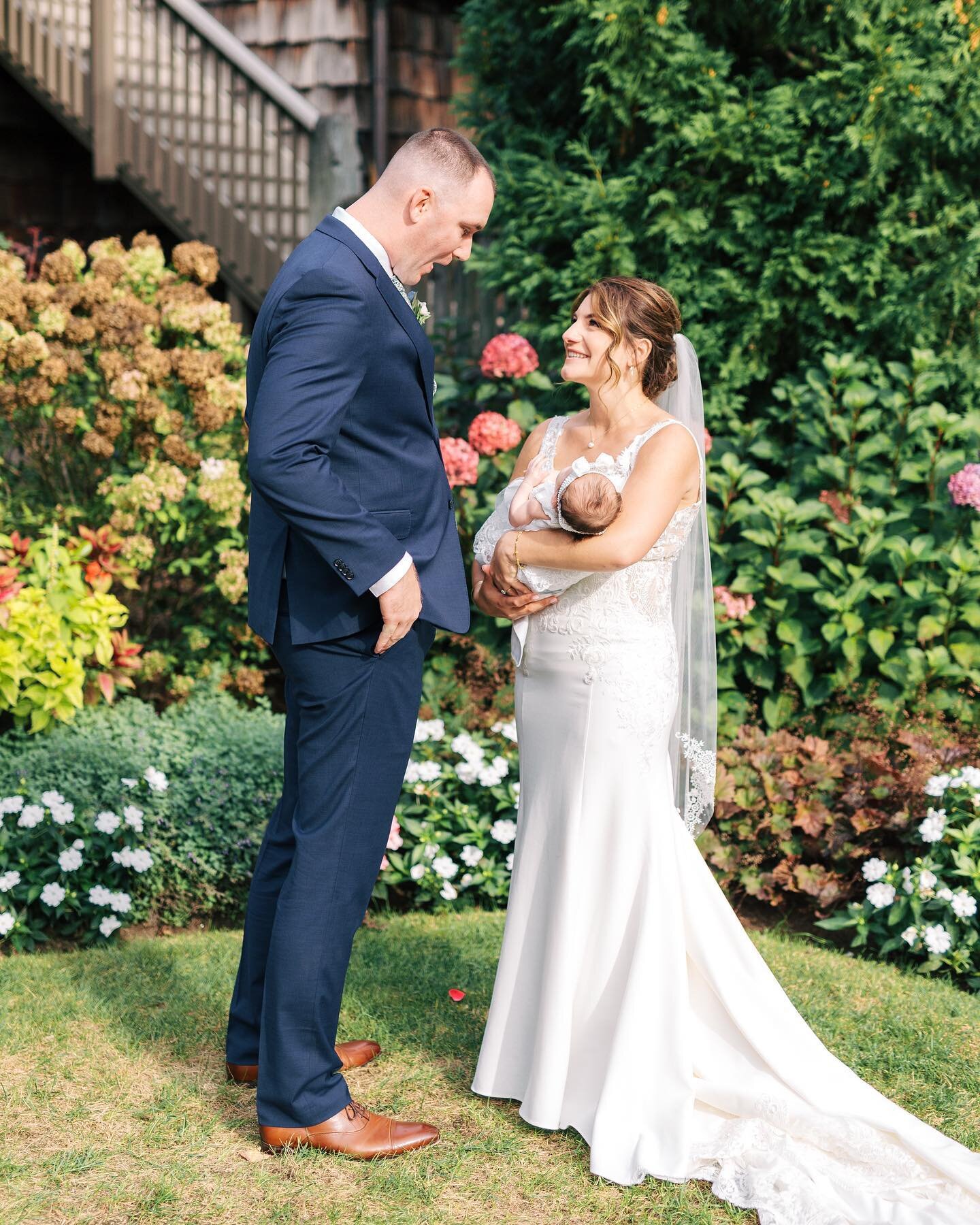 That was one of the most exciting First Look I ever witnessed 🤩 Gorgeous wedding of Casey and Alex! And their little princess 👸 ❤️ 
With help of @photobyrandallmena 💥
#billmillerscastle #ctweddingphotographer #ctweddingplanner #ctweddingmakeup #ct