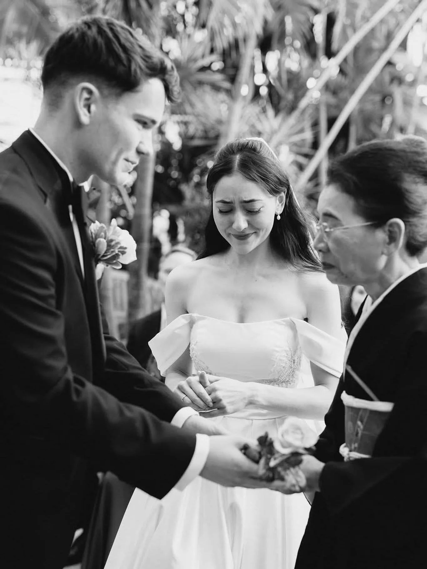 A beautiful Japanese wedding tradition 🌹 
When the bride&rsquo;s mother gives the groom a rose, it symbolizes trust, gratitude, and acceptance - a gracious way of saying &ldquo; I entrust my child to you&rdquo; 🥹😍

#ctweddingphotographer #ctweddin