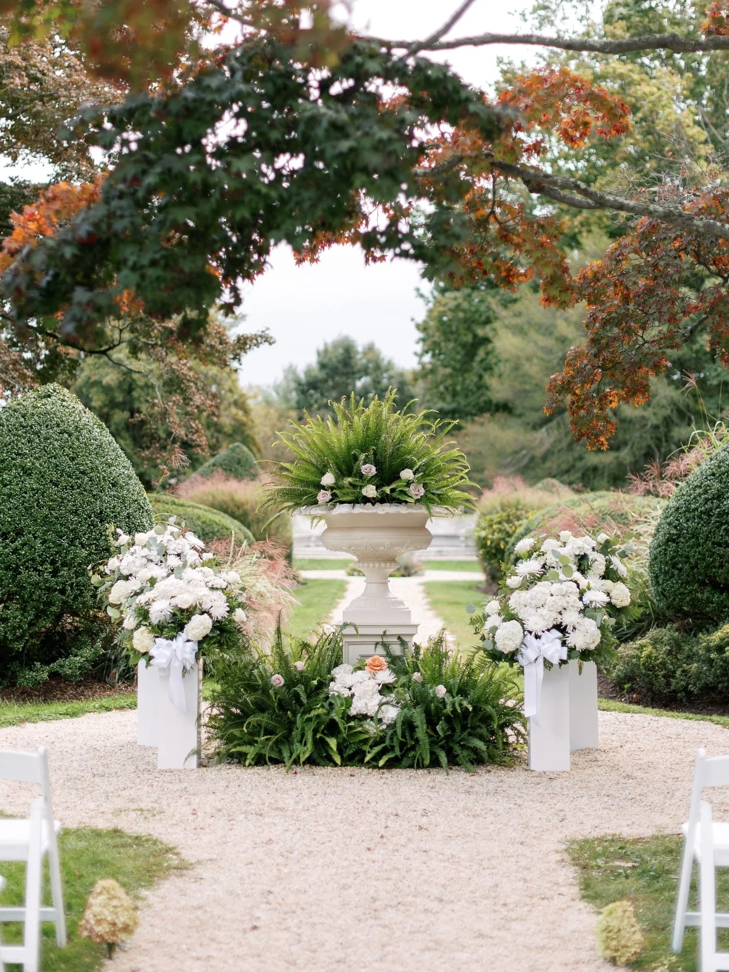 A beautiful garden - vibe ceremony location at the Burr Mansion 🌼 ❤️ 
Lush greenery and elegant setting that feels both intimate and grand - perfect place to say &ldquo;I do&rdquo;

#ctweddingphotographer #ctweddingplanner #burrmansion #gardenweddin