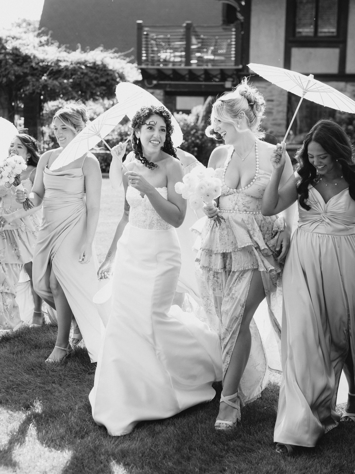 Who don&rsquo;t like umbrellas ❤️ ! Add some glamour ✨ to your day!!!

#ctweddingphotographer #ctweddingplanner #ctweddingmakeup #ctweddingflorist #saintclementscastle