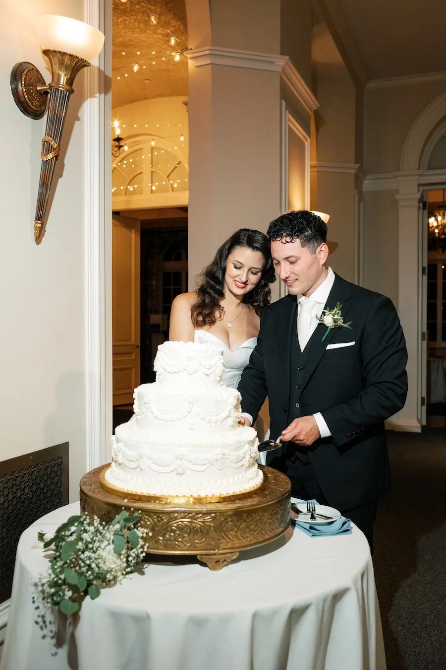 cake cutting at wedding.jpg
