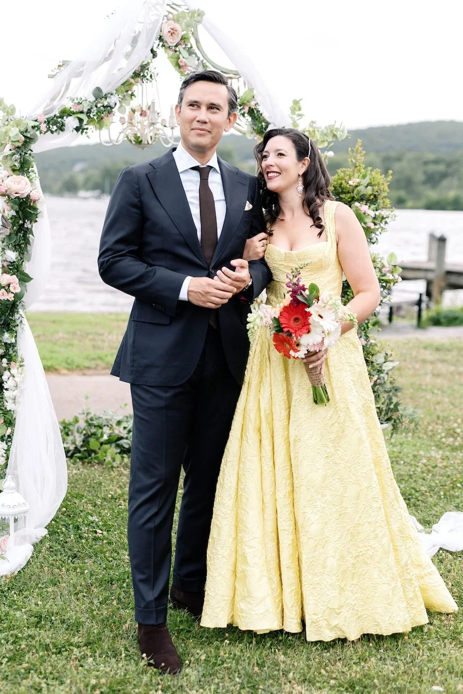 Classic couple portraits of Anaïs and Thomas at Gelston House wedding in East Haddam