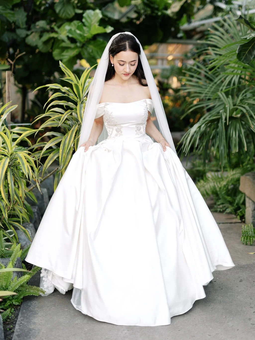 Bride Gina going for the First Look with the groom at Roger Williams Botanical Center, Providence, RI