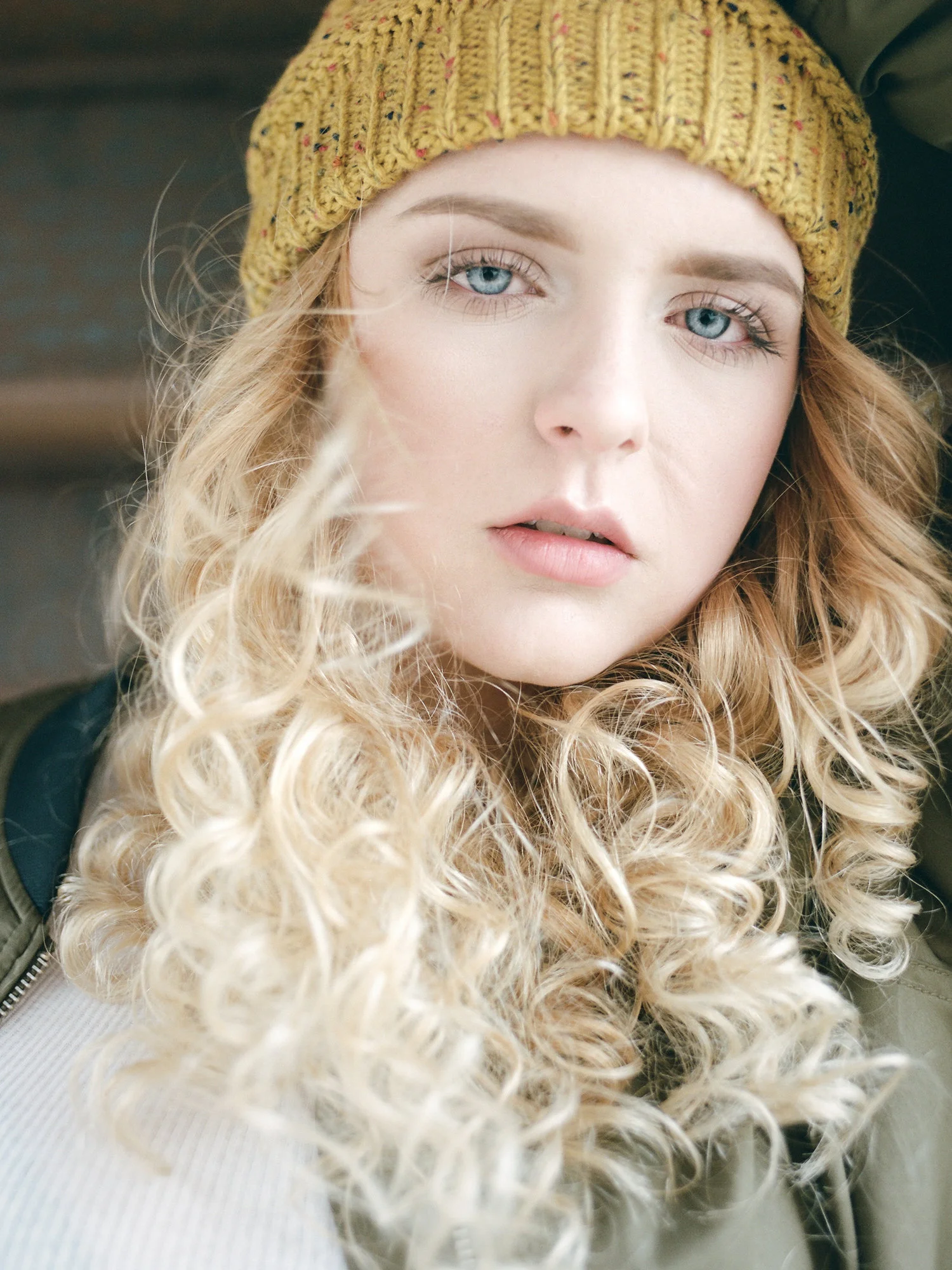 blonde-senior-portrait-yellow-hat.jpg