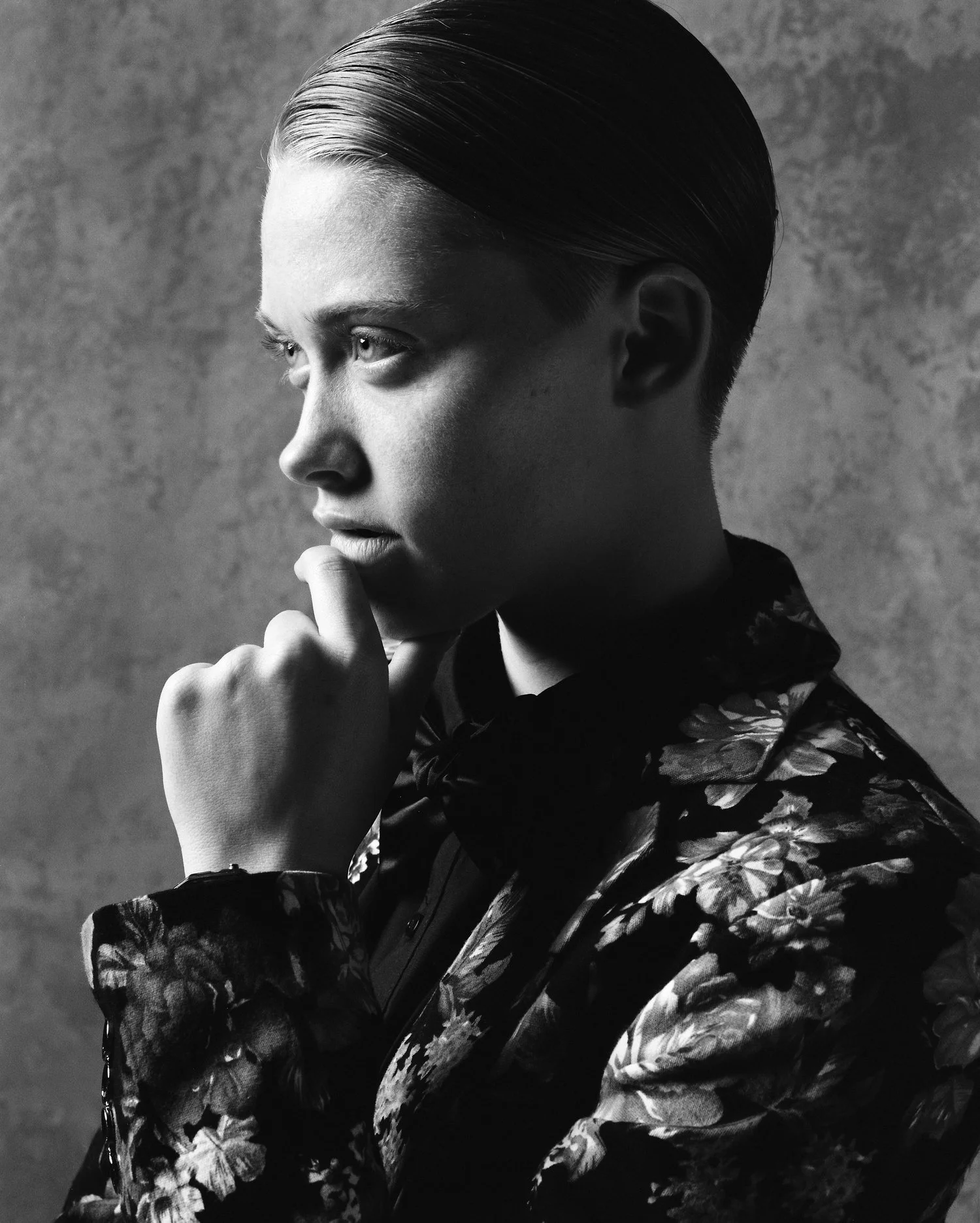 senior-portrait-studio-lighting-seated-pose.jpg