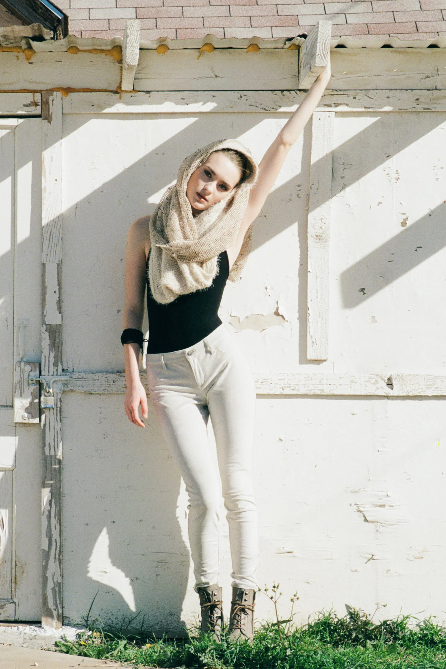 high-school-seniors-photoshoot-girl-leaning-pose.jpg