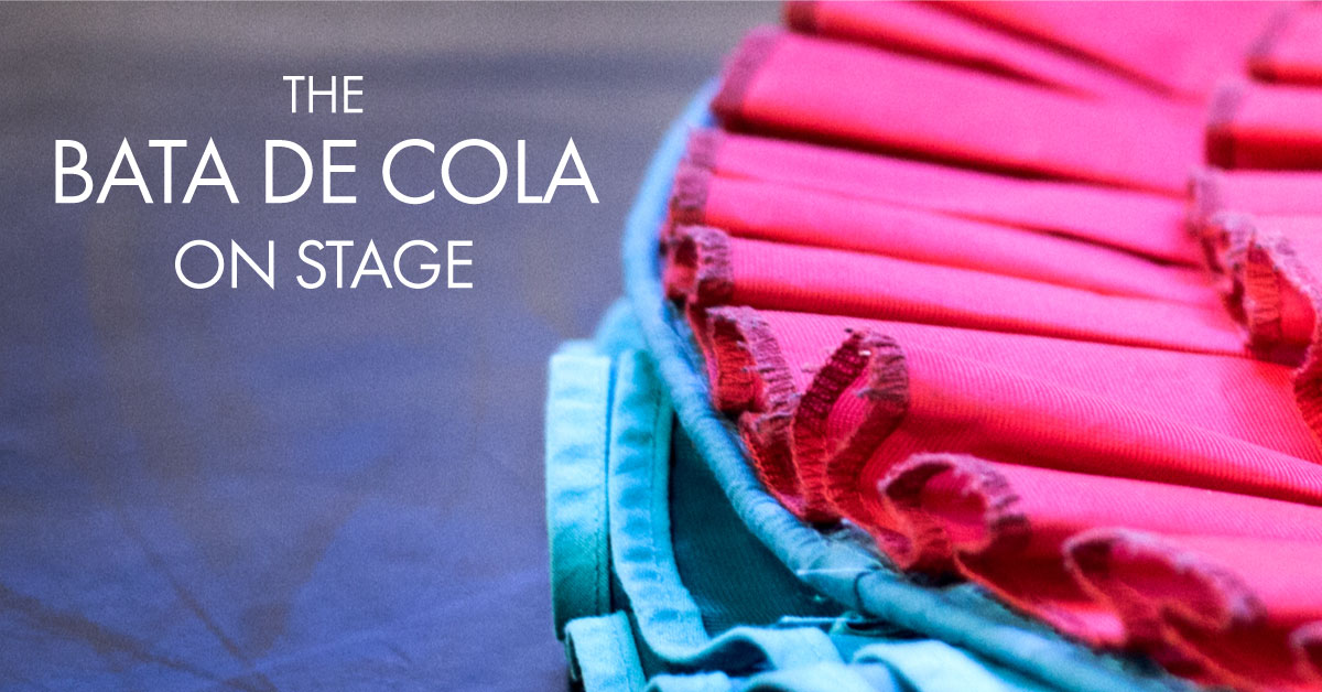 The bata de cola on stage